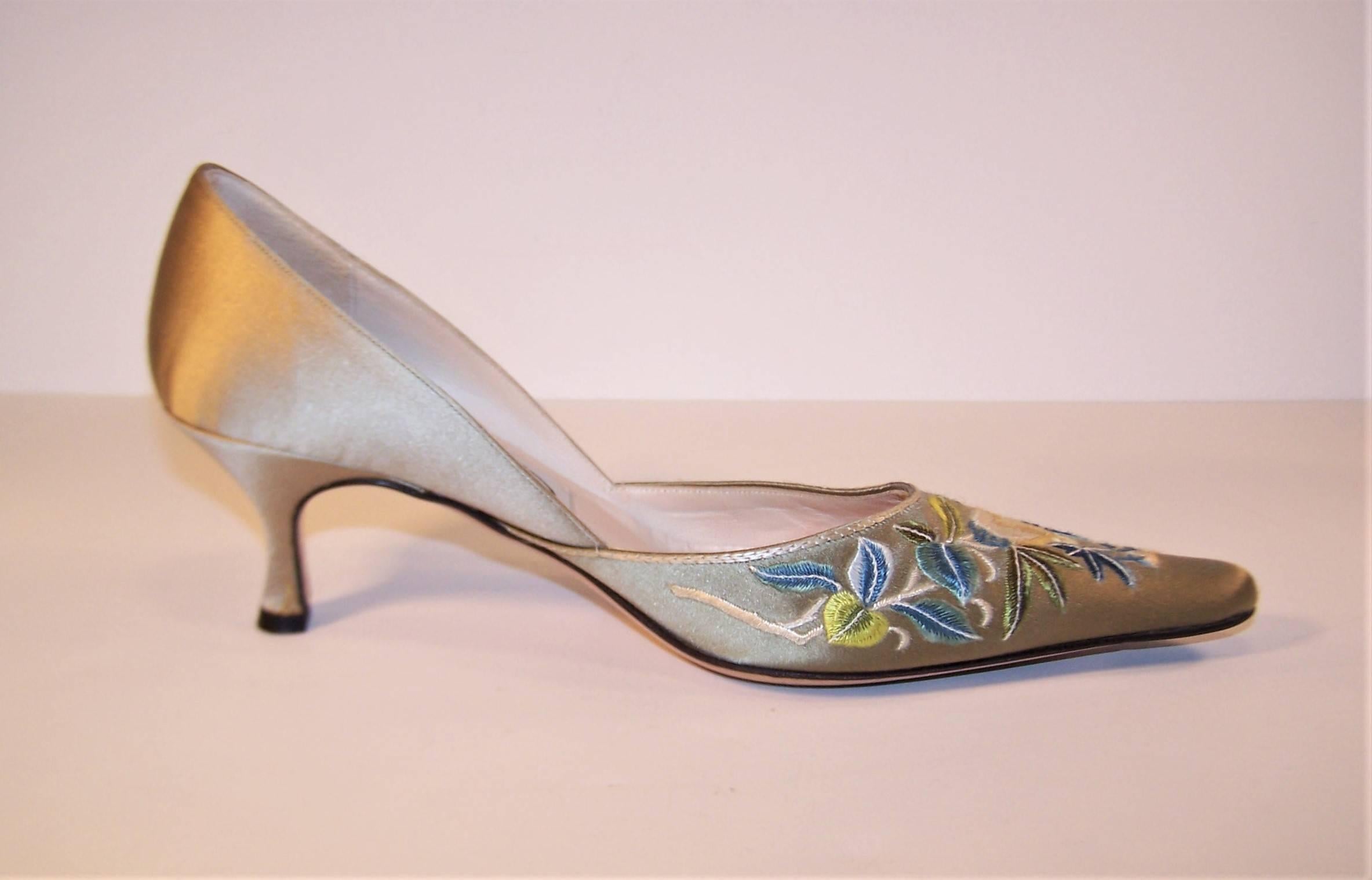 Emma Hope Embroidered Satin Kitten Heel Shoes Sz 38 1/2 In Excellent Condition In Atlanta, GA