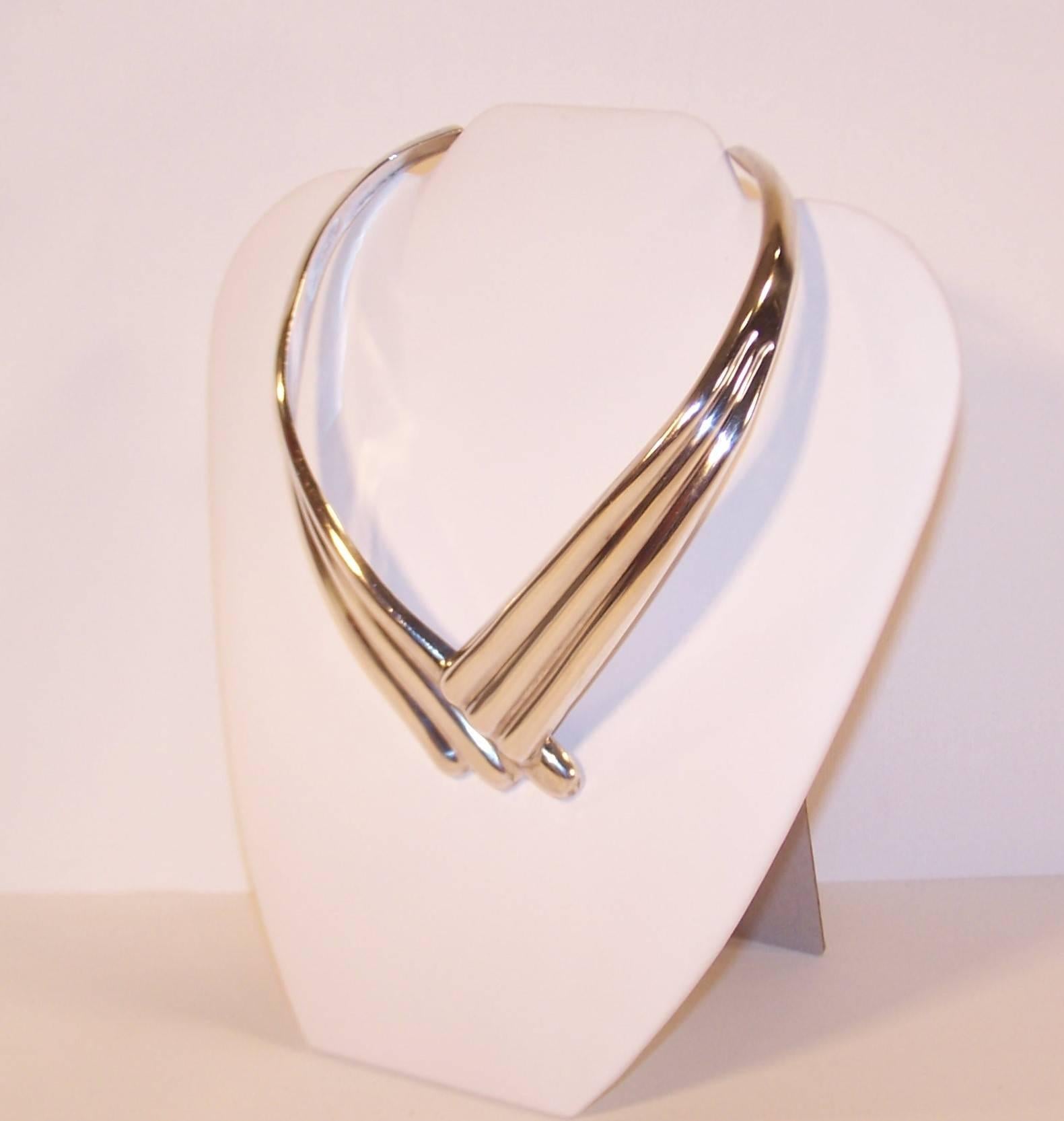 The 1970's vibe is strong with this Dulce Plateros Taxco Mexico sterling silver collar necklace.  Though it is a 1980's design, the puffed silver swoops are reminiscent of comet trails and conjure up images of Ziggy Stardust and Studio 54 fashions. 