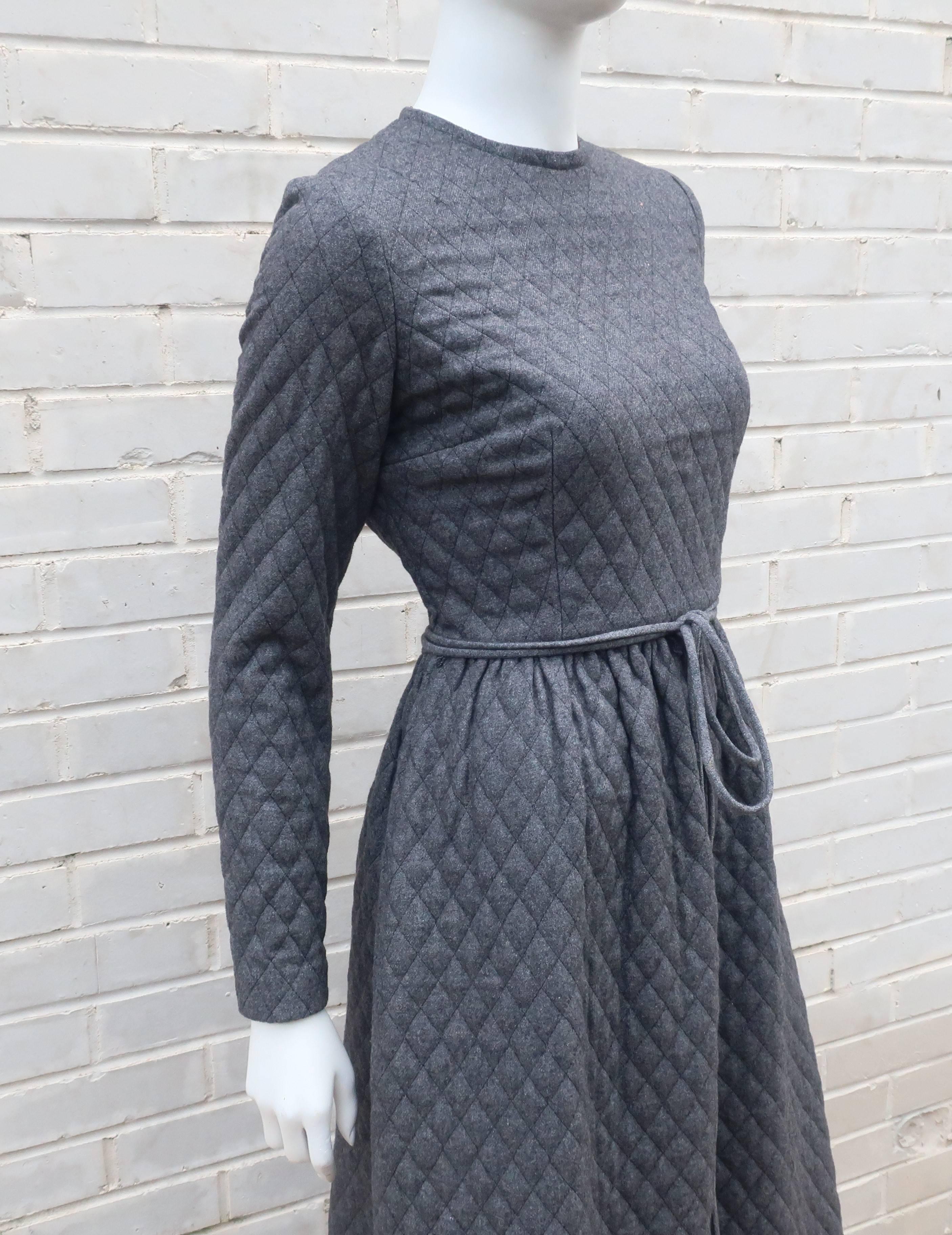 Anne Fogarty Quilted Charcoal Gray Hostess Dress, C.1970 In Good Condition In Atlanta, GA
