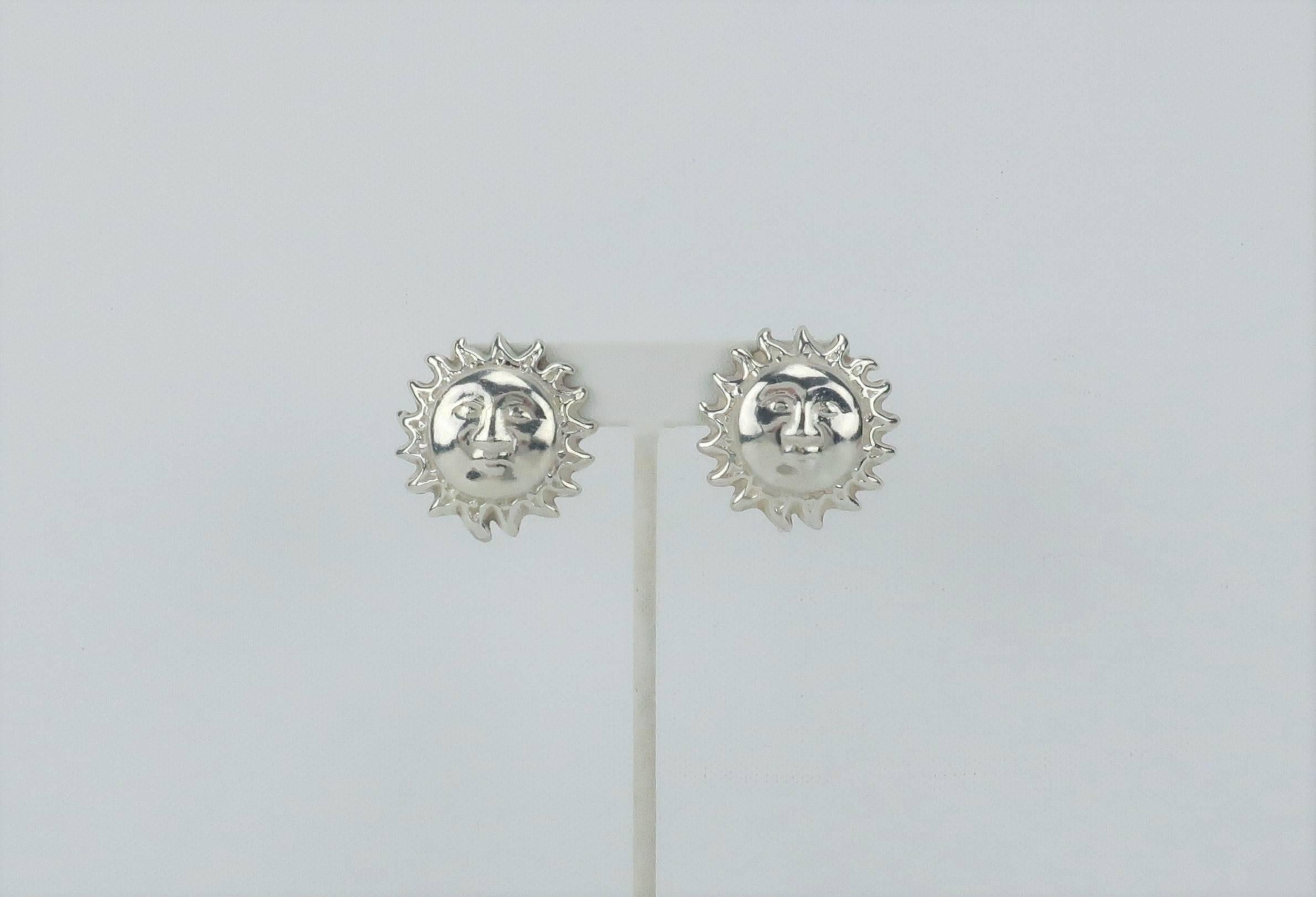 Bring a little sunshine to your day with these artisan made sterling silver earrings from the Taxco region of Mexico.  The whimsical 'man in the sun' imagery is reminiscent of Sergio Bustamante designs and features life like details.  Each earring