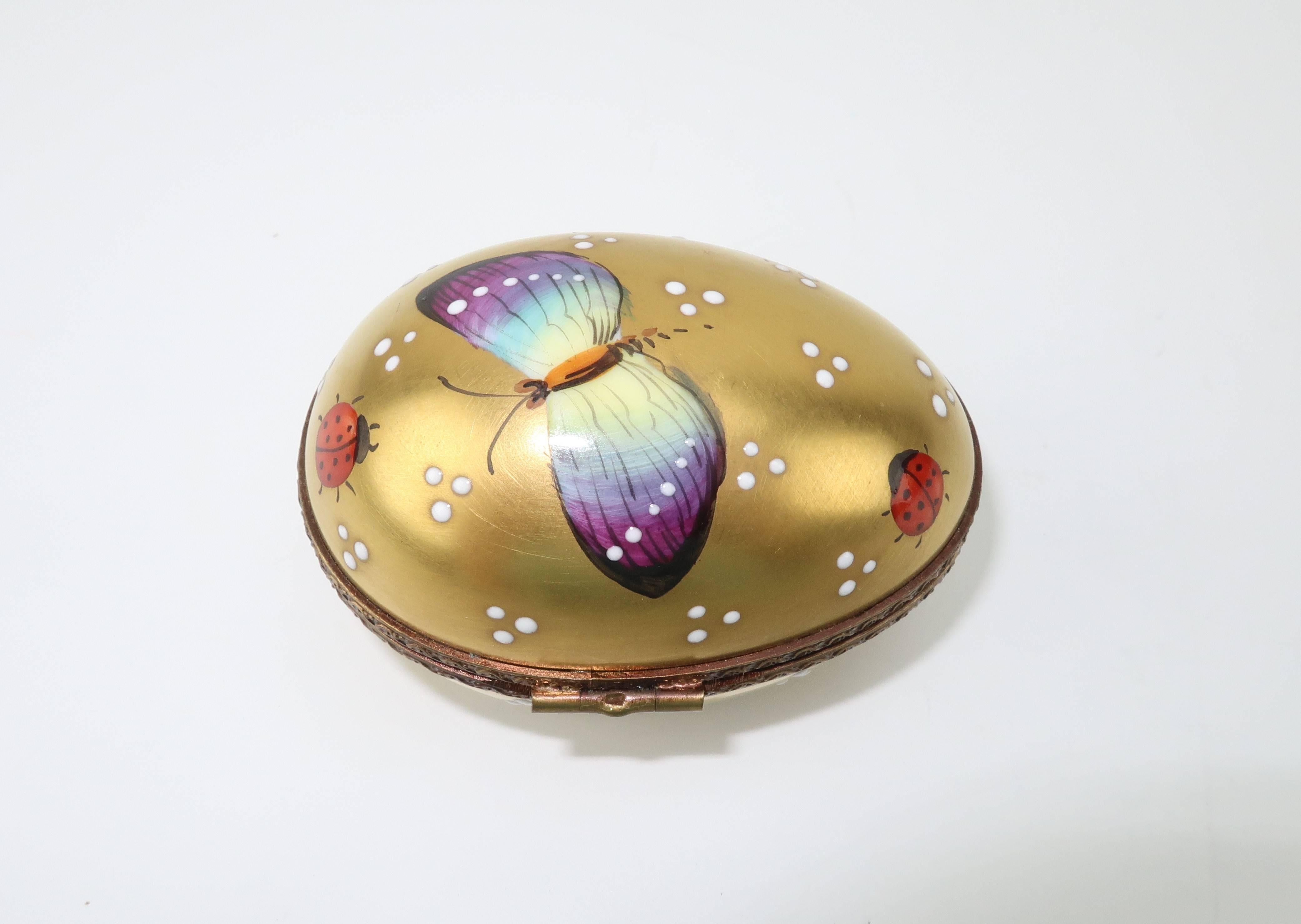 Charming Vintage Limoges Porcelain Egg Shaped Trinket Box In Excellent Condition In Atlanta, GA