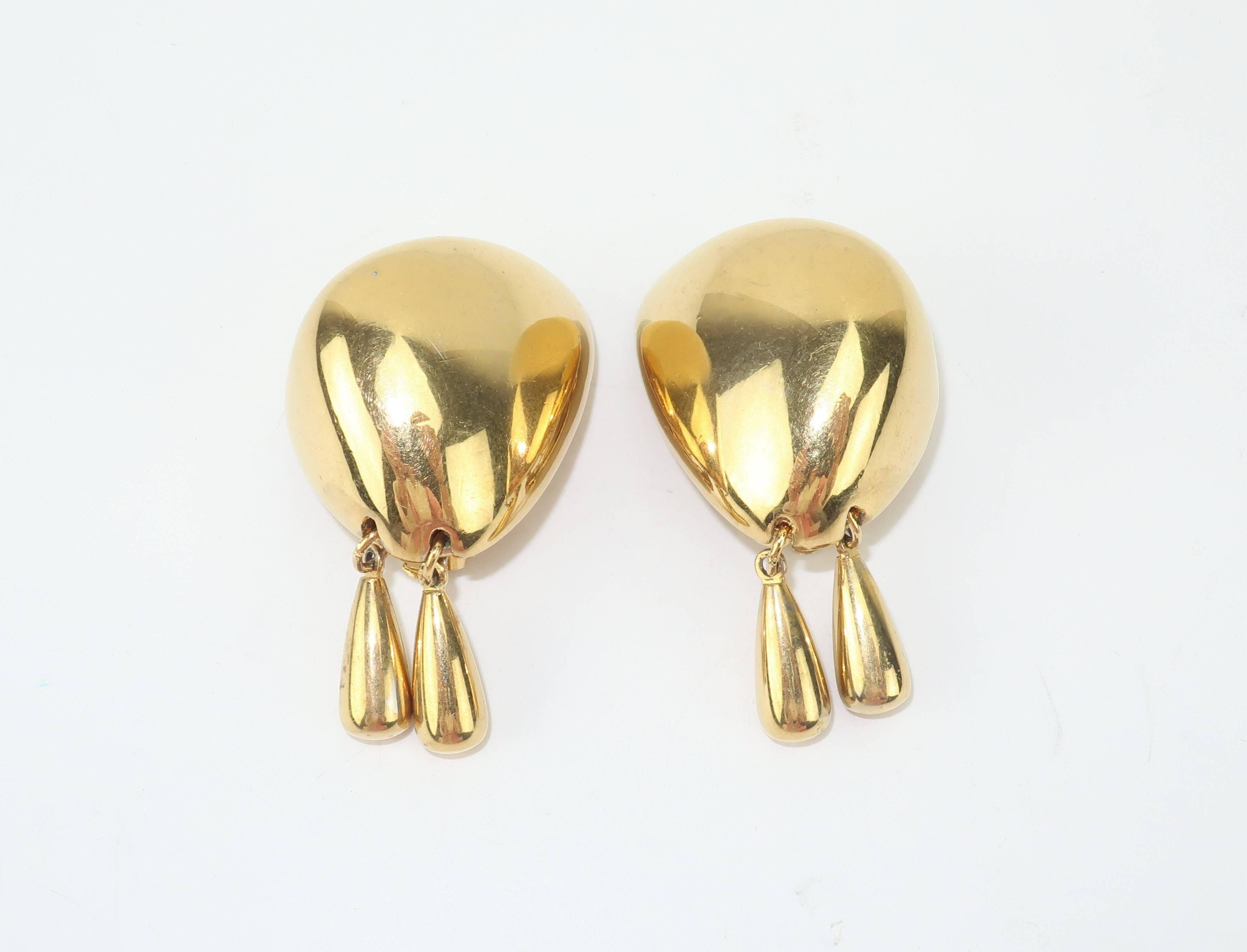 Vintage Liz Claiborne Modernist Gold Tone Clip On Earrings In Good Condition In Atlanta, GA