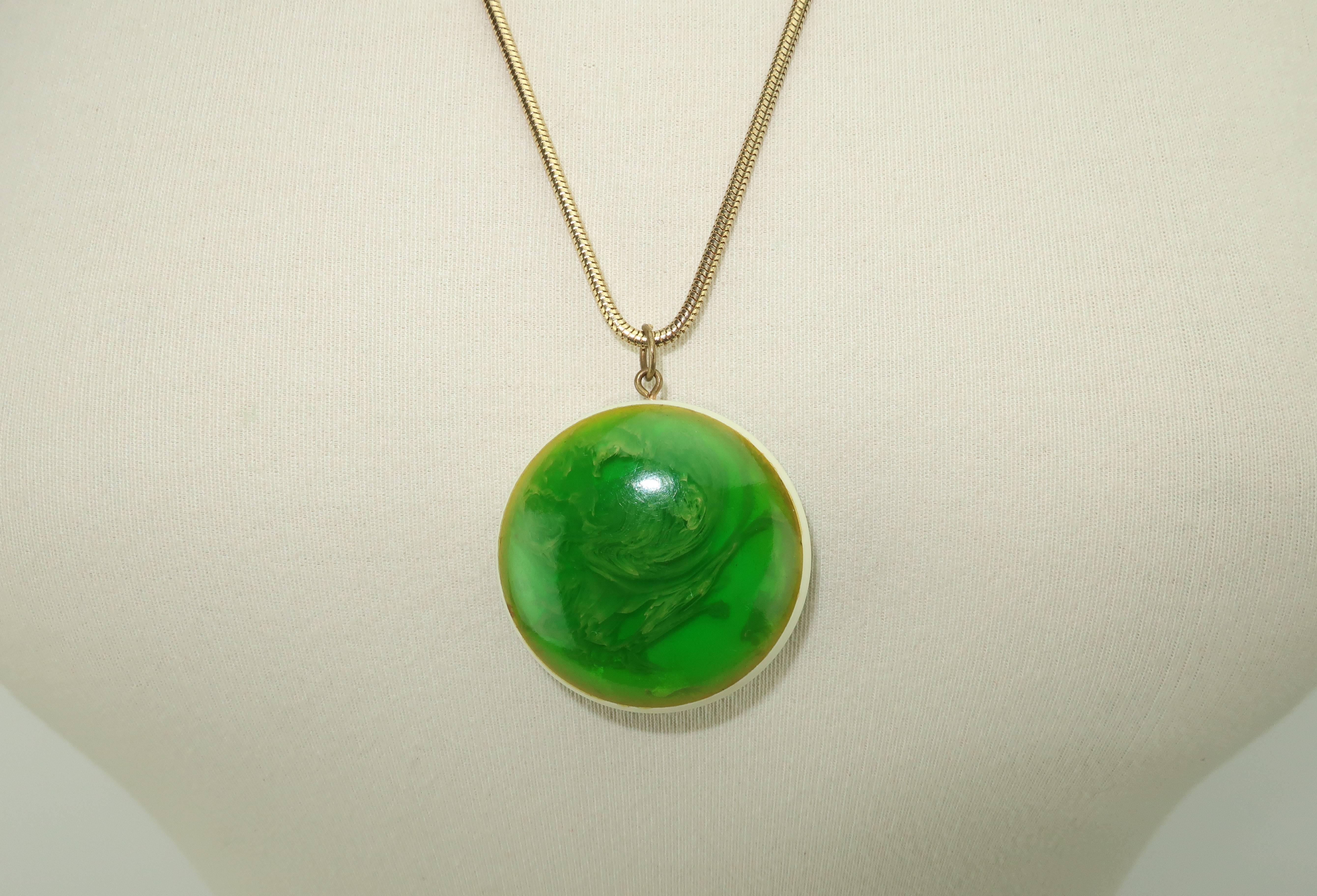 Mod Green Marbled Acrylic Pendant Necklace, circa 1970  In Good Condition In Atlanta, GA