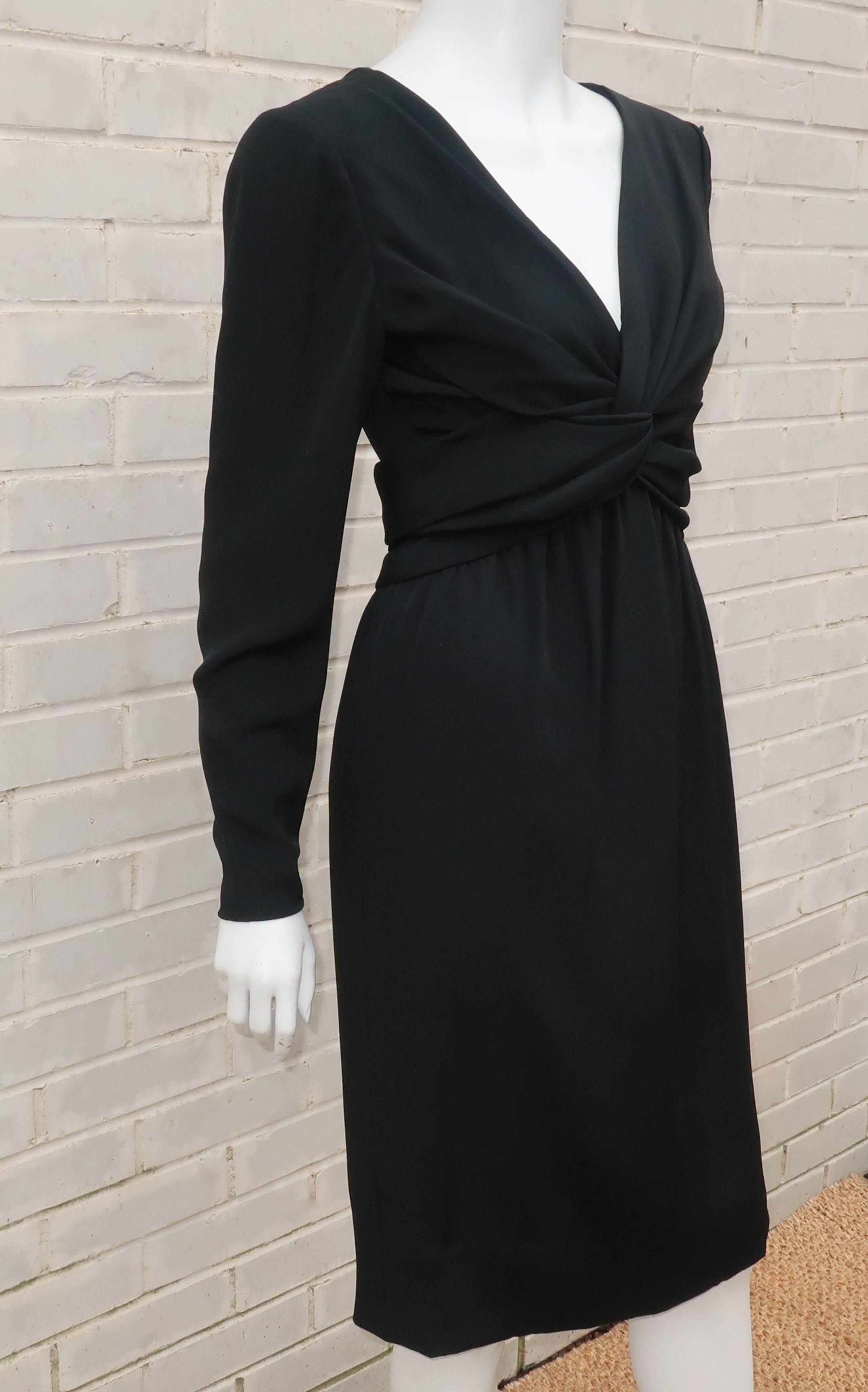 Bill Blass Schwarzes Seiden-Cocktailkleid mit Rundum-Druck, ca. 1980 im Zustand „Hervorragend“ im Angebot in Atlanta, GA