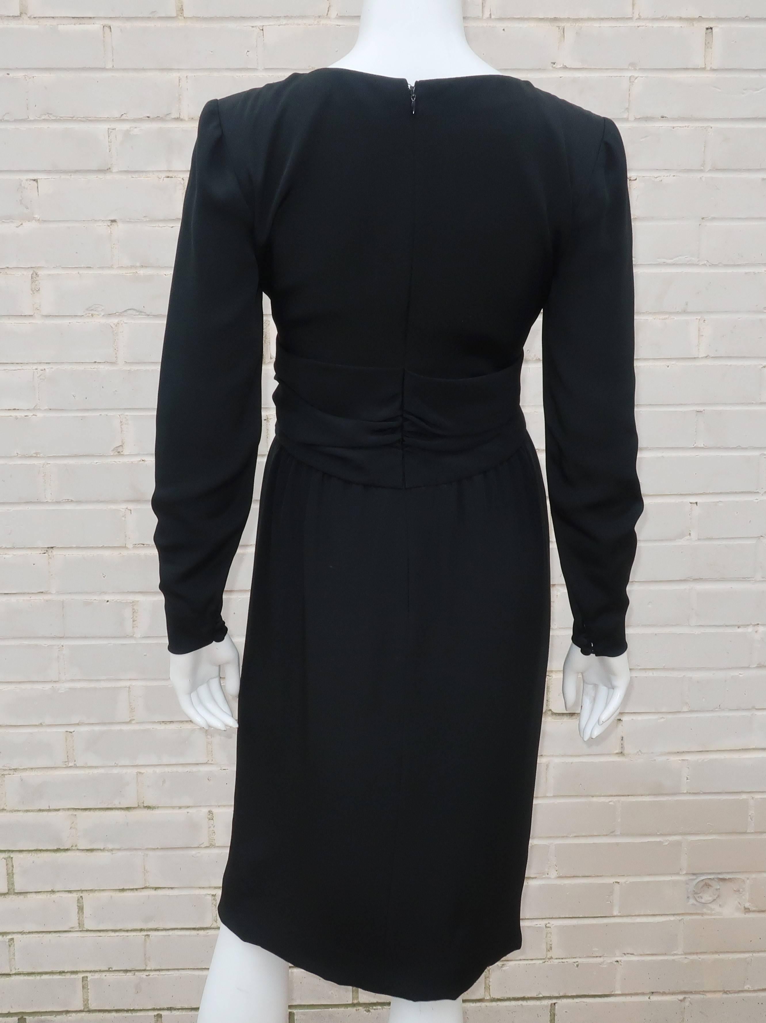 Bill Blass Schwarzes Seiden-Cocktailkleid mit Rundum-Druck, ca. 1980 im Angebot 4