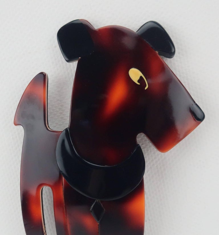 Broche Vintage Léa Stein - Chien Caniche Style Art Déco - Lucite - Bon état