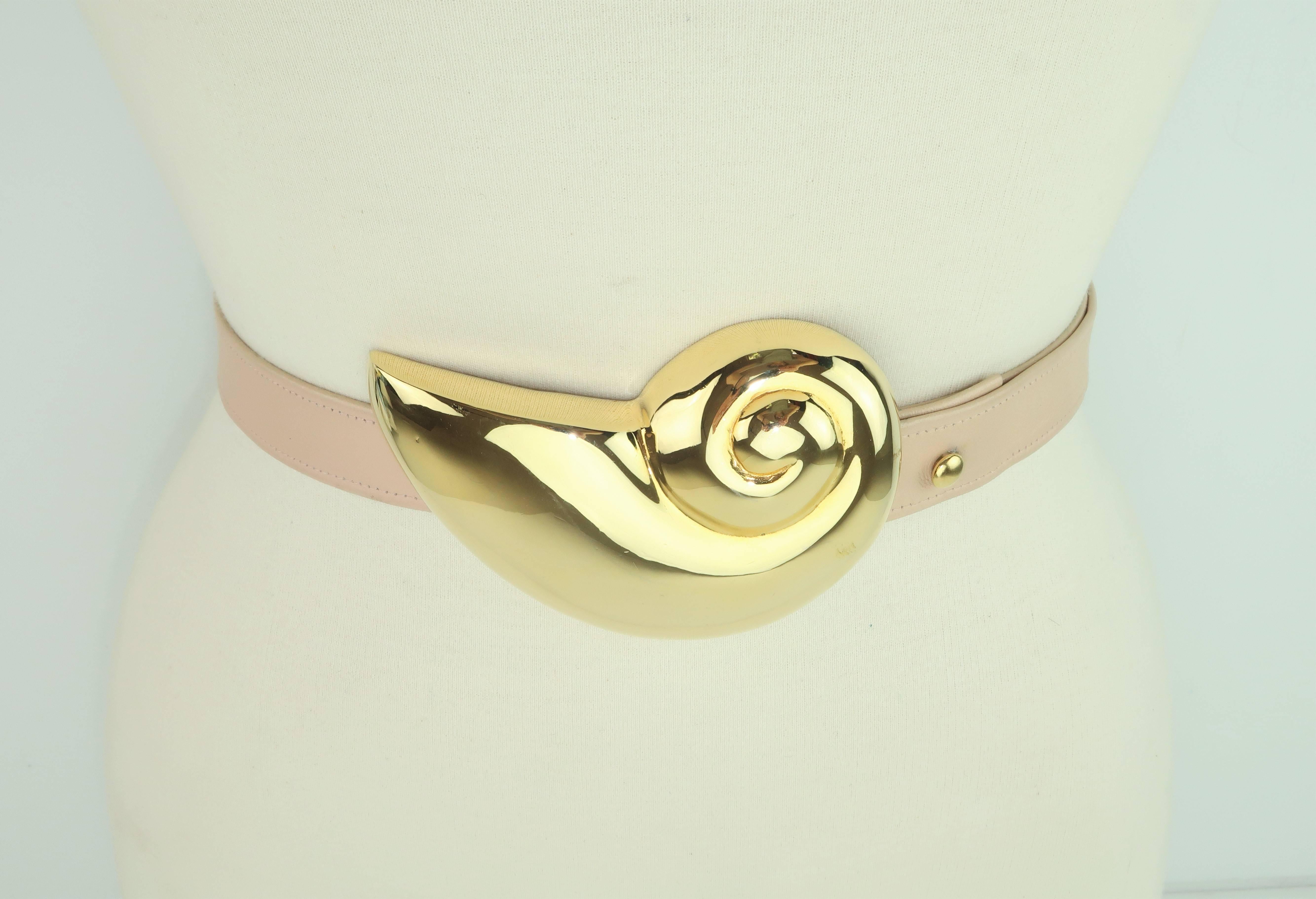 C.1980 Alexis Kirk Nautilus Shell Gold Tone Buckle With Belt In Good Condition In Atlanta, GA