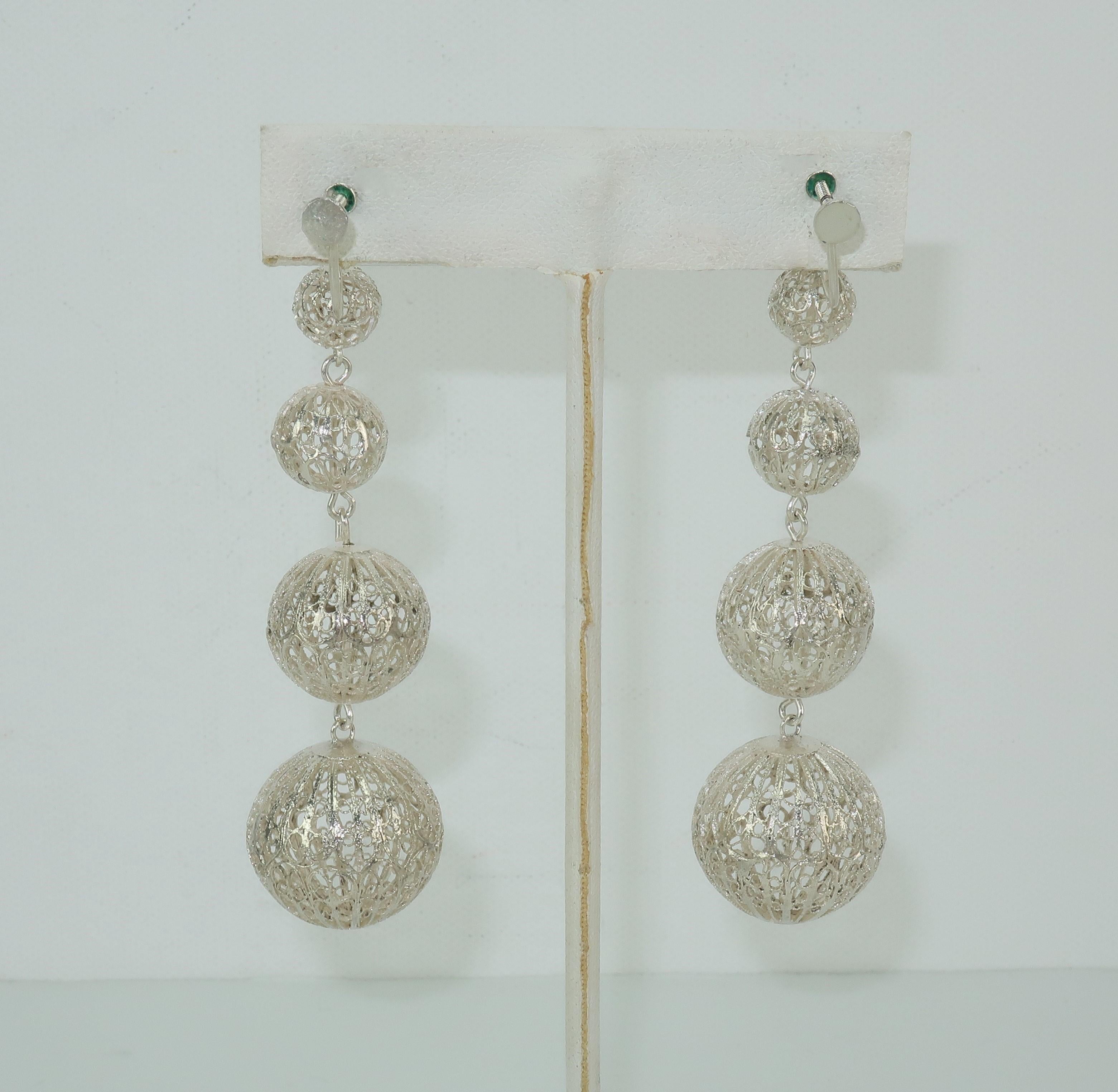 Vintage Silver Filigree Graduated Orb Dangle Earrings In Excellent Condition In Atlanta, GA