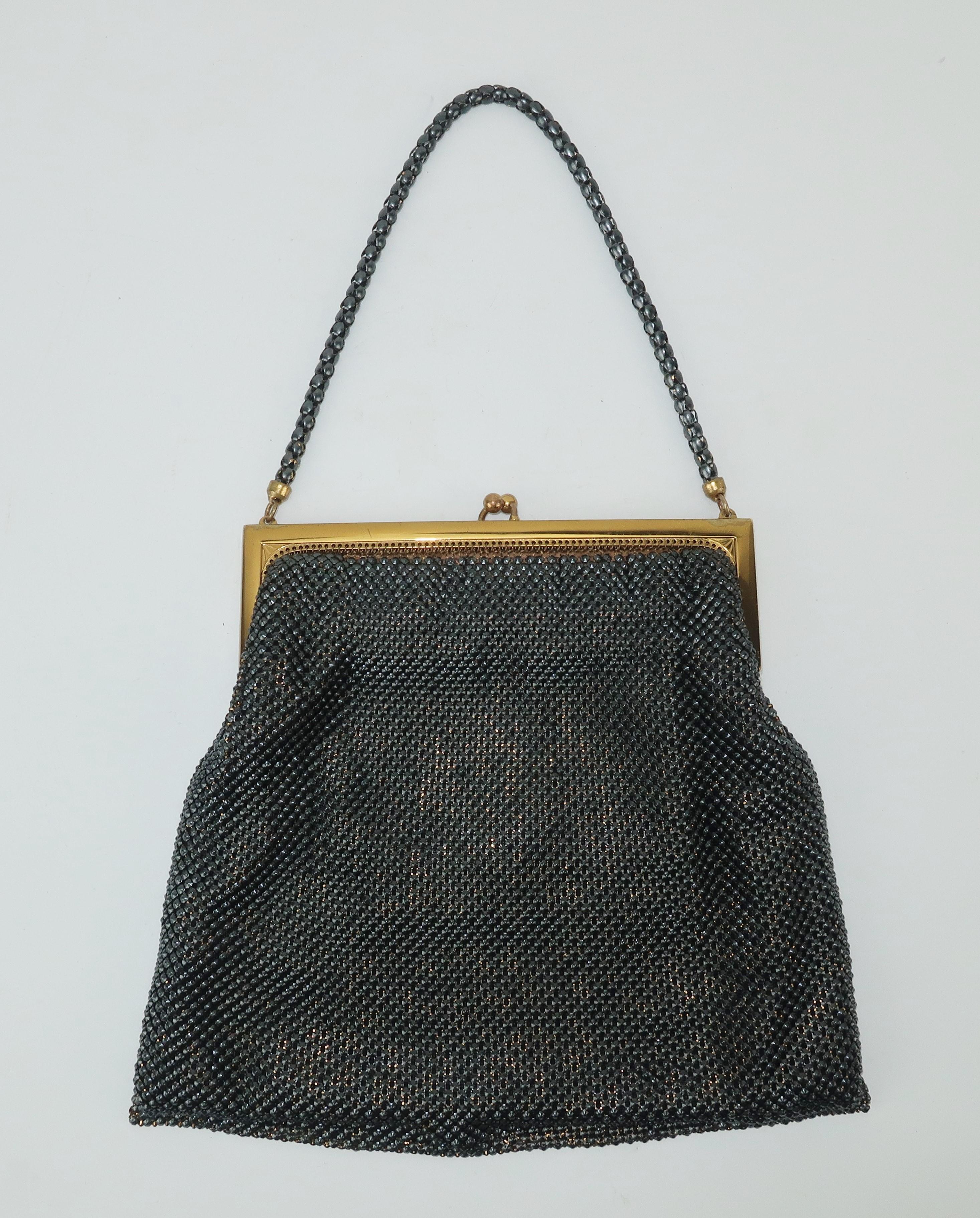 1950’s Whiting & Davis Gunmetal Black & Gold Mesh Evening Handbag In Good Condition In Atlanta, GA