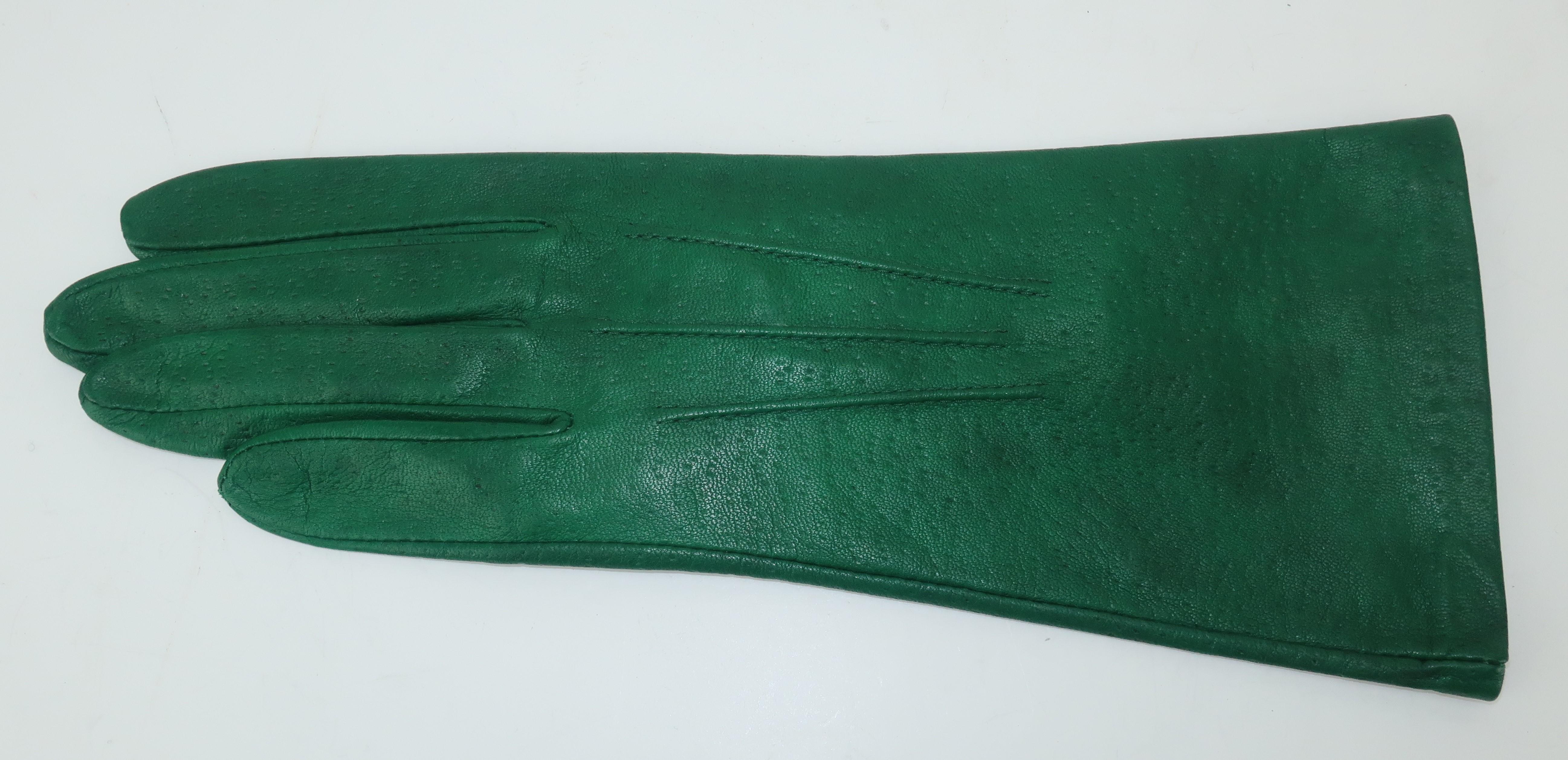 C.1960 Emerald Green Textured Leather Gloves In Excellent Condition In Atlanta, GA