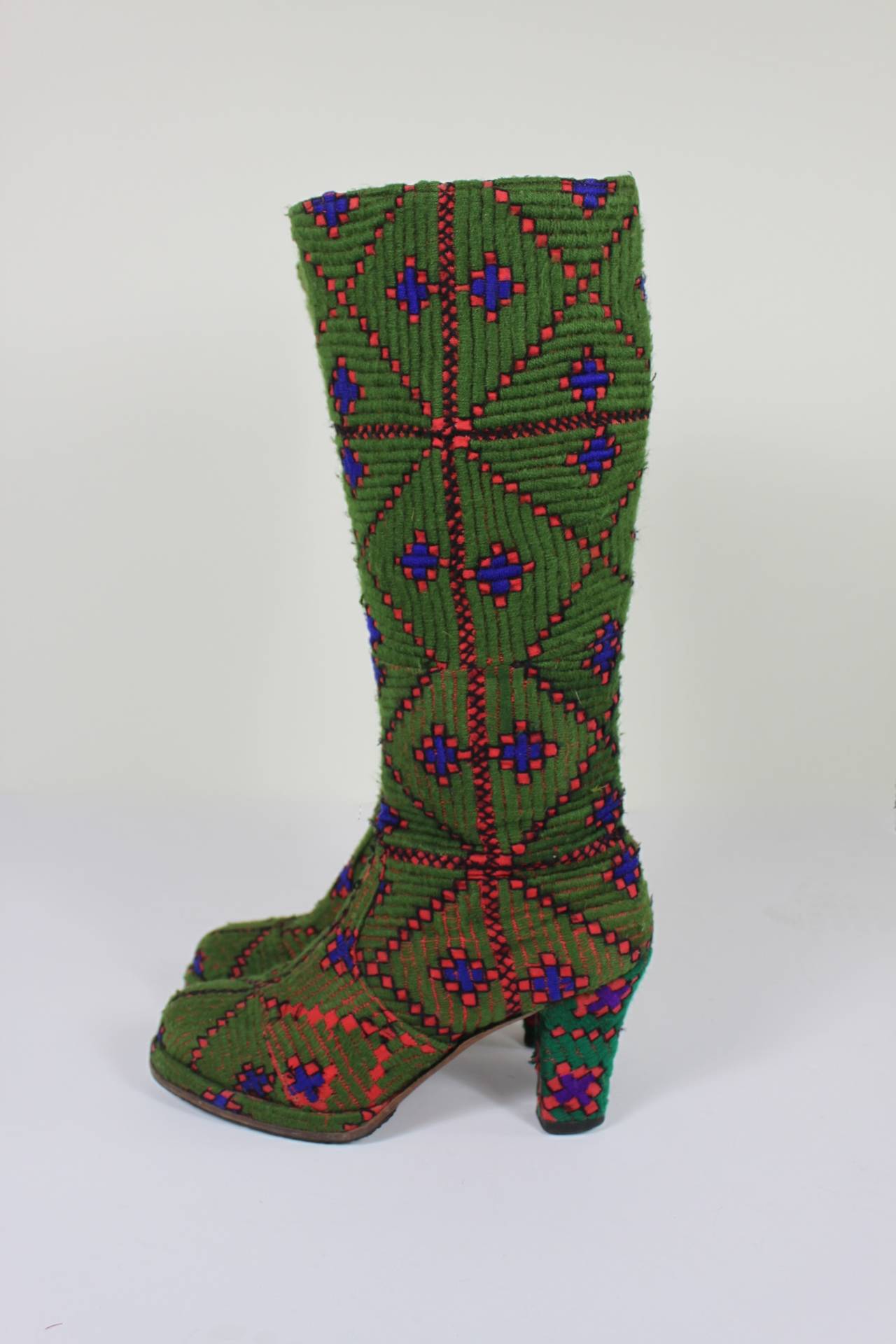 Fabulous, vibrant 1960s platform boots. Done in the style of hand embroidery, they feature a green, cobalt blue, and red geometric pattern. The heel is done in contrasting aqua-green thread. 

These would best suit a US size 6.
-Side