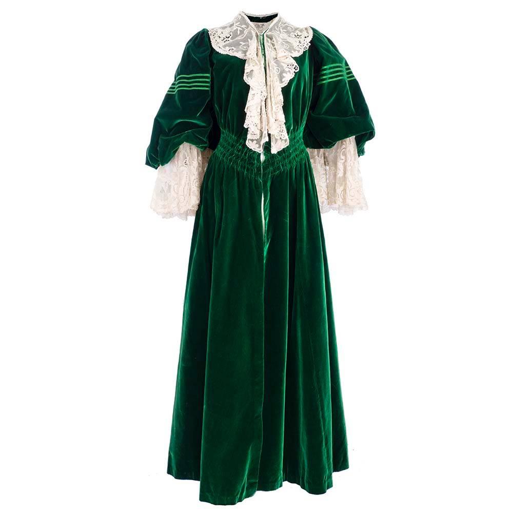 Early 1900's post-Charles Frederick era dressing gown. Likely designed by his son Jean-Philippe. Emerald green velvet trimmed in various laces. Completely re-lined (original lining shattered but included with purchase). Small breaks in lace