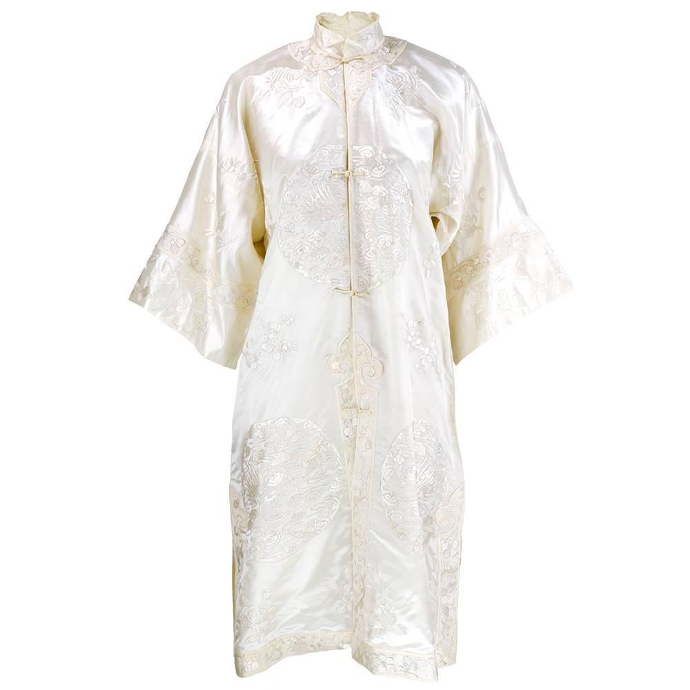 Gorgeous Chinese Robe of White Silk and Floral Embroidery For Sale