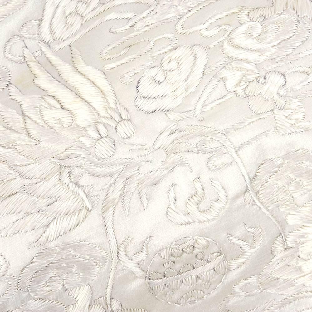 Gorgeous Chinese Robe of White Silk and Floral Embroidery In Excellent Condition For Sale In Los Angeles, CA