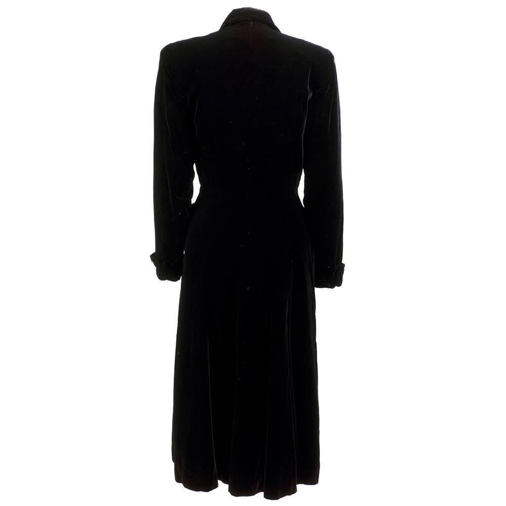 Dramatic 50s Noir Black Velvet Coat with Beaded Patch Pockets In Excellent Condition In Los Angeles, CA