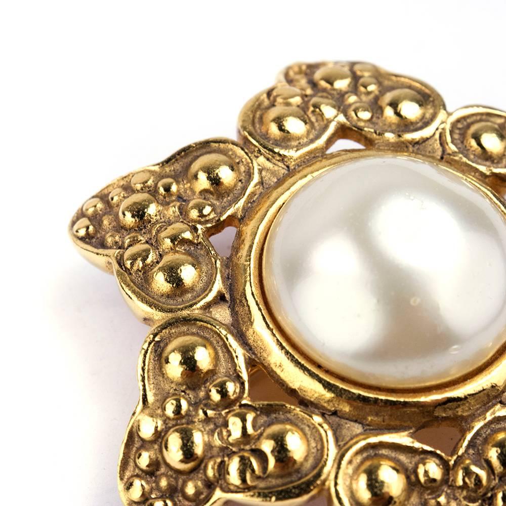 90s Chanel Mabe Pearl Brooch In Excellent Condition For Sale In Los Angeles, CA