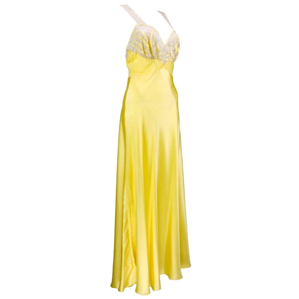 1940s Lemon Yellow Silk and Chiffon Peignor In Excellent Condition For Sale In Los Angeles, CA