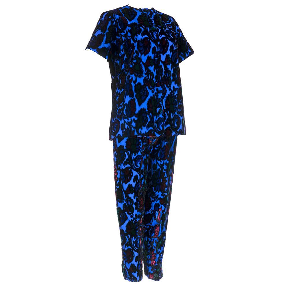 Crazy cool ensemble in electric blue with velvet flocking in abstract floral motif. Tunic style button front top paired with high waisted cigarette style pants. Be chic and comfortable! Unlined.

Pants-
Waist: 26 inches
Inseam: 24.5 inches