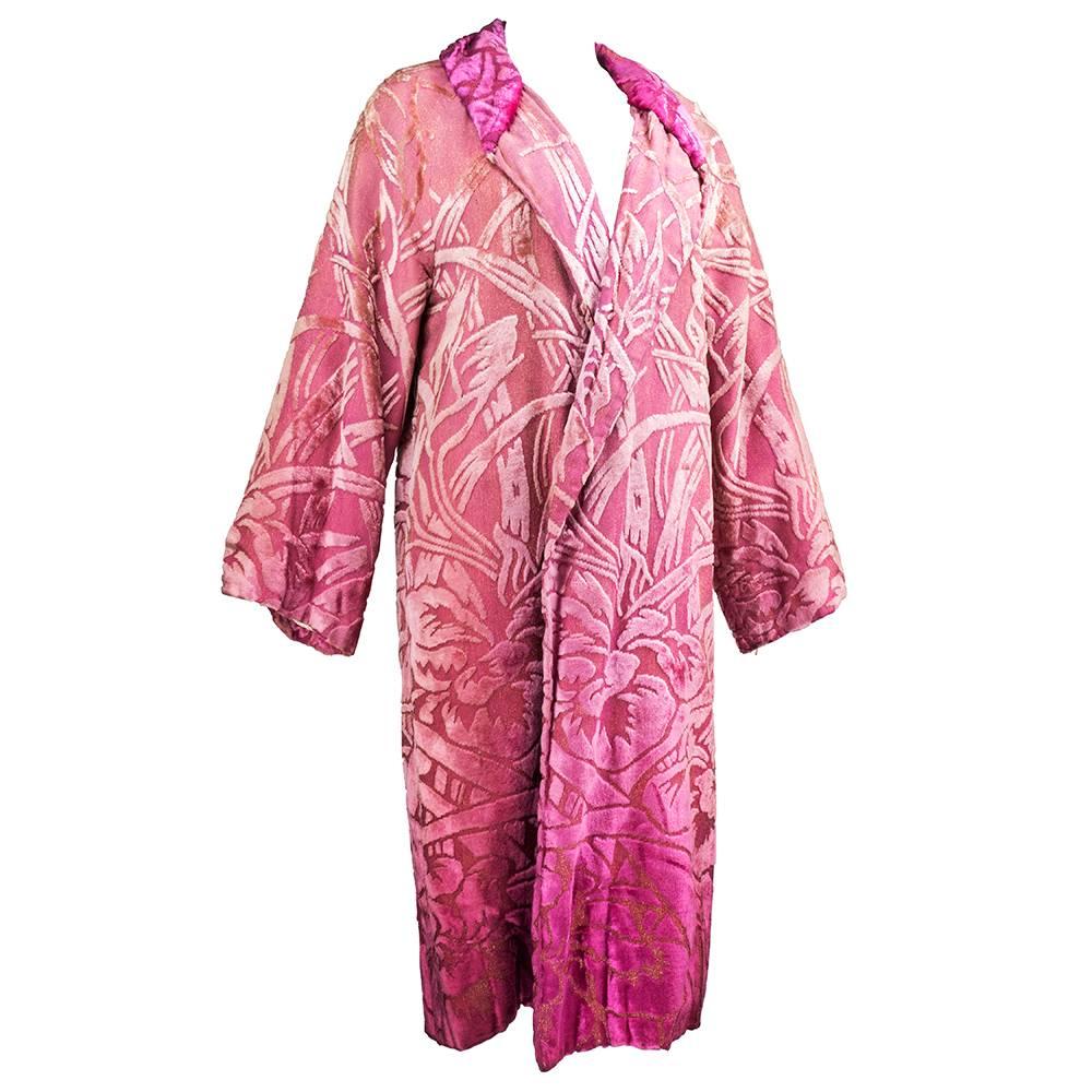 Super stunning 1920s era opera coat. Ombre dusty pink to mauve in cut velvet with gold lame base. Deco floral motif. Fully lined with shawl collar. Lined in cream colored. Hidden inner pocket.
