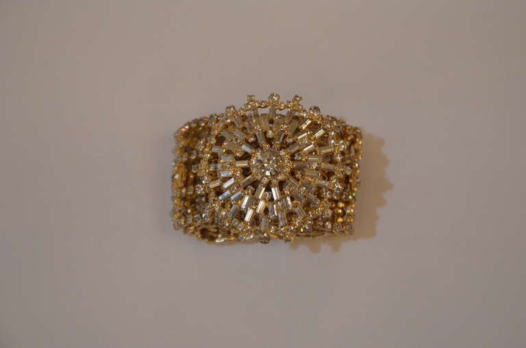 A fabulous evening belt from KJL. Rhinestone baguettes are set in three rows of goldtone metal mesh. Belt fastens with a hook.

Measurements--
Length: 32 inches
Width: 2 inches
Buckle: 2.75 inches