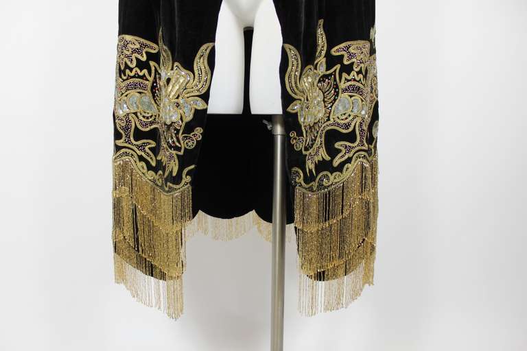 1920s Velvet Cape with Sequined Dragon Motif and Scalloped Beaded Fringe In Excellent Condition In Los Angeles, CA