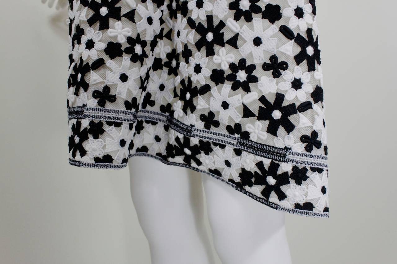 1960s Arnold Scaasi Monochrome Daisy Embroidered Party Dress For Sale 3