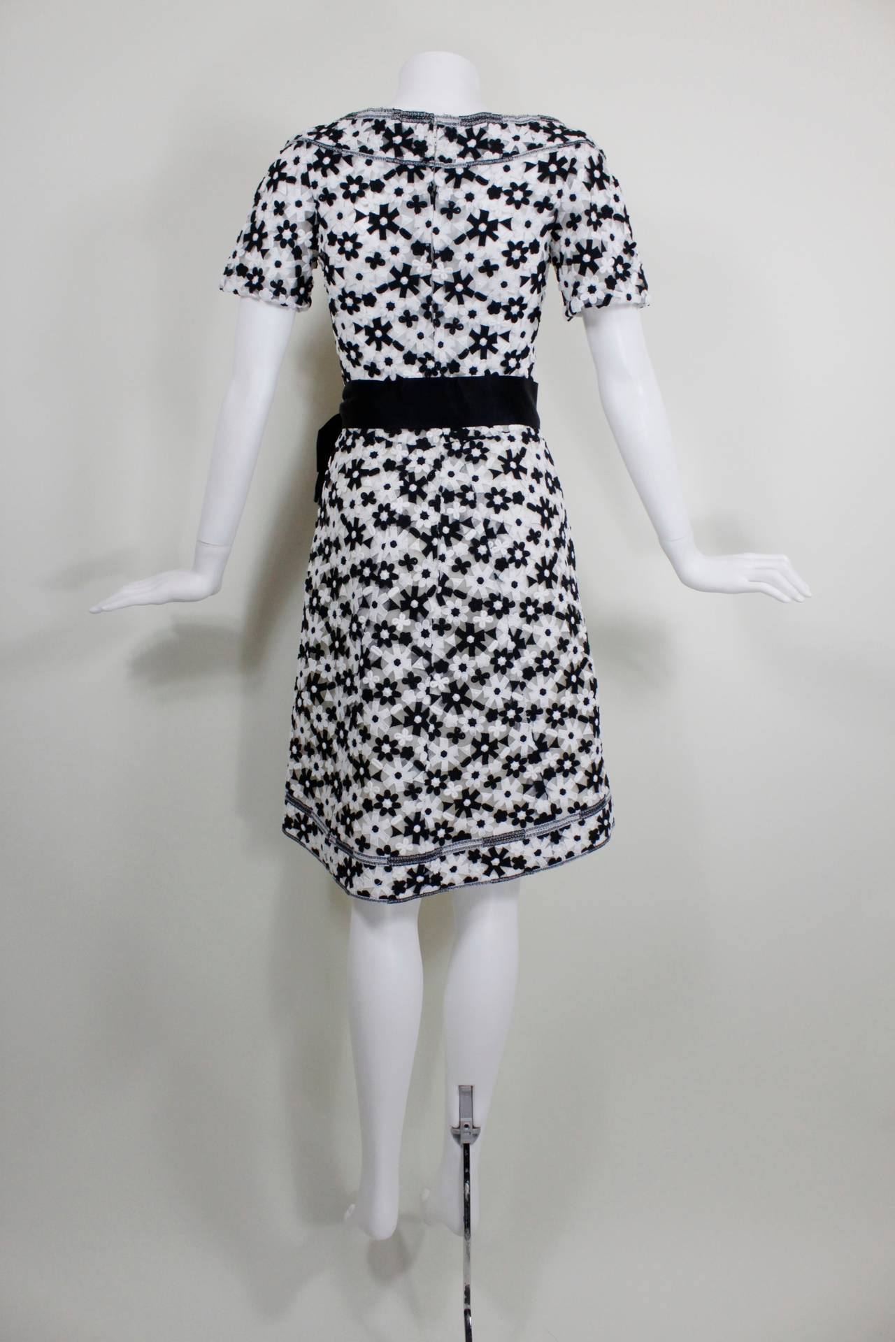 Women's 1960s Arnold Scaasi Monochrome Daisy Embroidered Party Dress For Sale