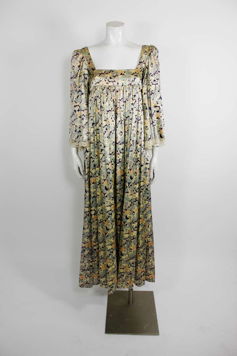 BIBA floral peasant dress with bell sleeves.

Measurements--
Bust: 32 inches
L, Sh to Sh: 15 inches
Sleeve Length: 21 inches
Length, Sh to H: 54 inches