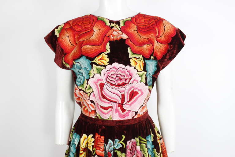 Vintage Frida Kahlo-style Mexican Embroidered Ensemble In Excellent Condition In Los Angeles, CA