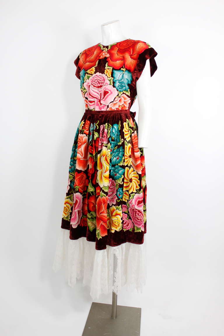 Vintage Frida Kahlo-style Mexican Embroidered Ensemble 2