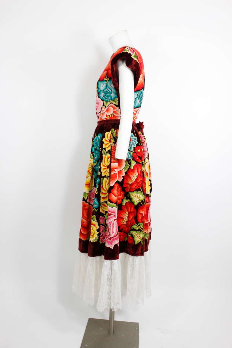 Vintage Frida Kahlo-style Mexican Embroidered Ensemble 5