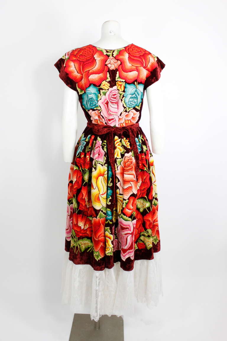 Vintage Frida Kahlo-style Mexican Embroidered Ensemble 6