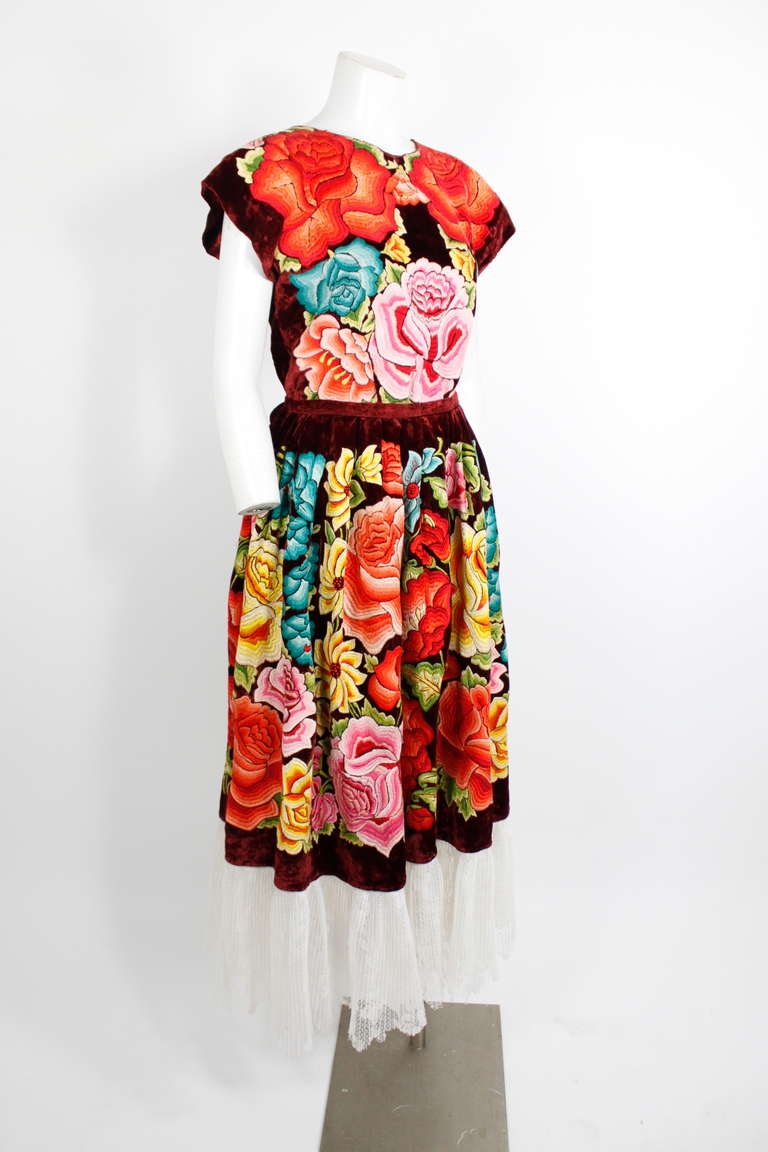 Vintage Frida Kahlo-style Mexican Embroidered Ensemble 7