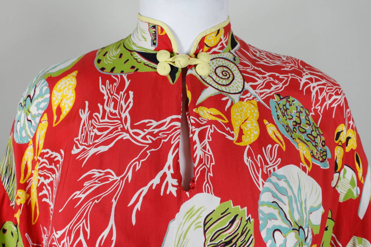 1940s Hawaiian Free Floating Aquatic Print Rayon Dress In Excellent Condition In Los Angeles, CA