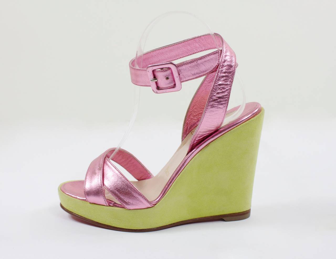 Blush pink metallic leather straps complement the electric lime green heel on these fabulous Christian Louboutin wedges. 

4.5 inch heel
Size 37.5
