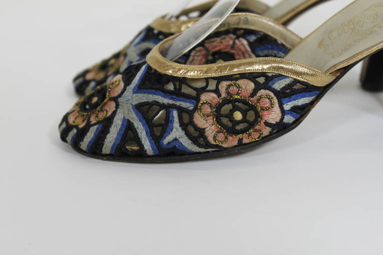 Ferragamo 1930s Tavarnelle Floral Pumps with Gold Leather Straps In Good Condition In Los Angeles, CA