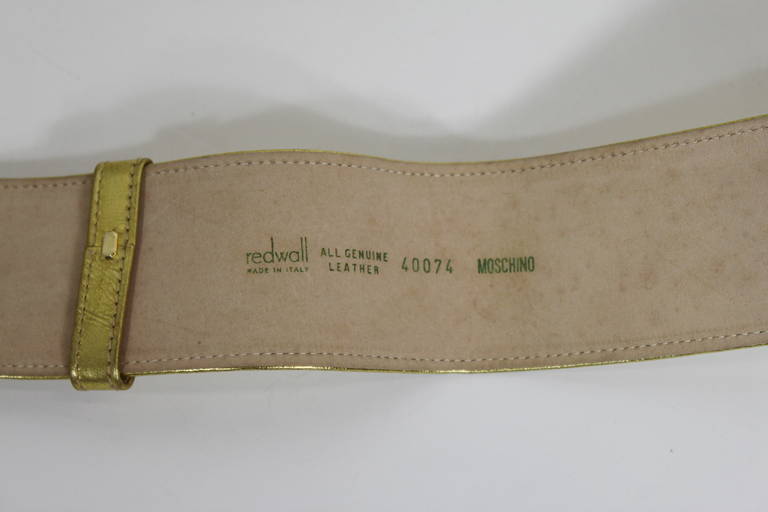Moschino 1990s Velvet Buckle Gold Leather Belt  For Sale 2