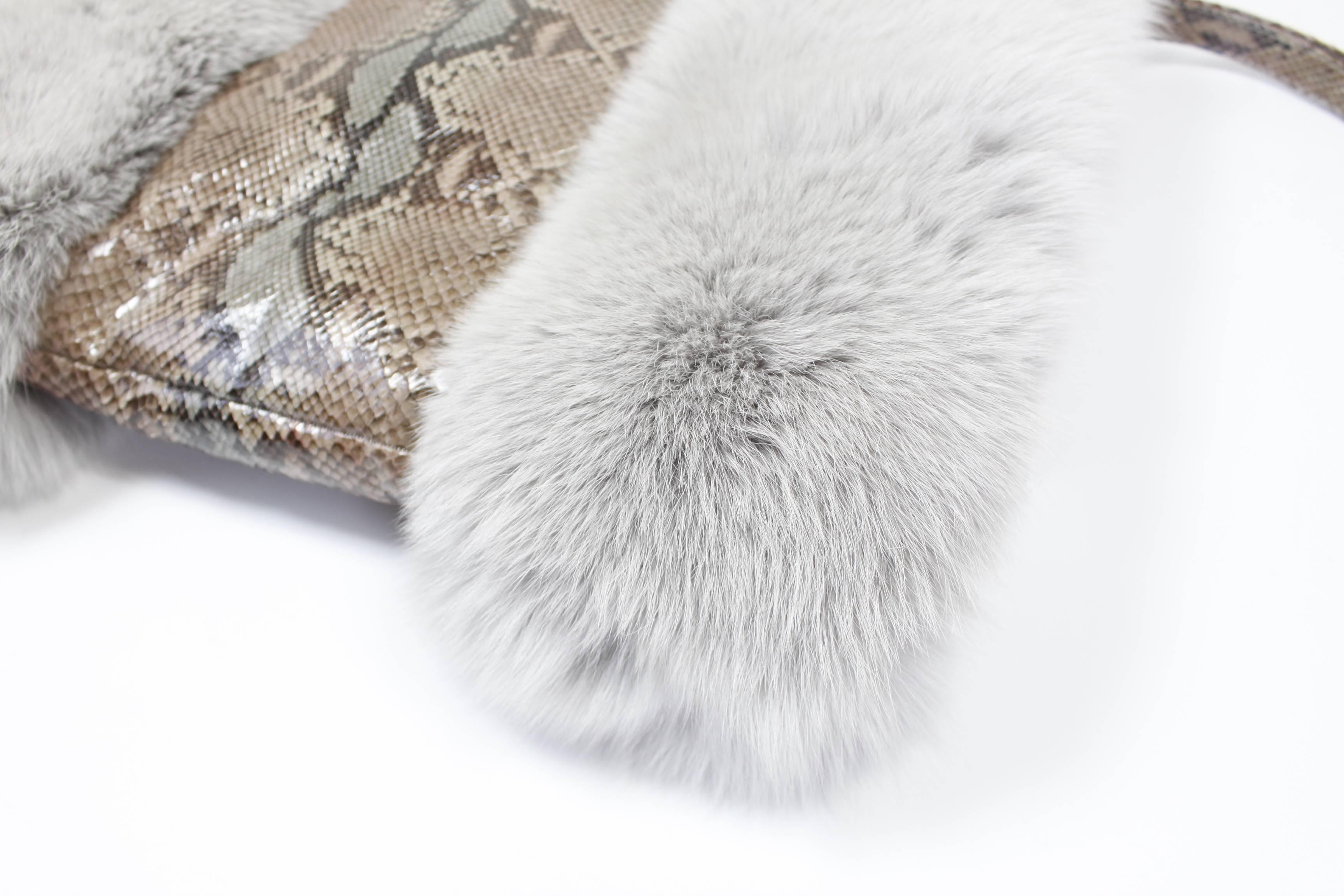 Vintage Pastel Snakeskin and Grey Fox Fur Muff. Lined in silk. Zip pocket inside.

Measurements--
17.5 x 13 inches