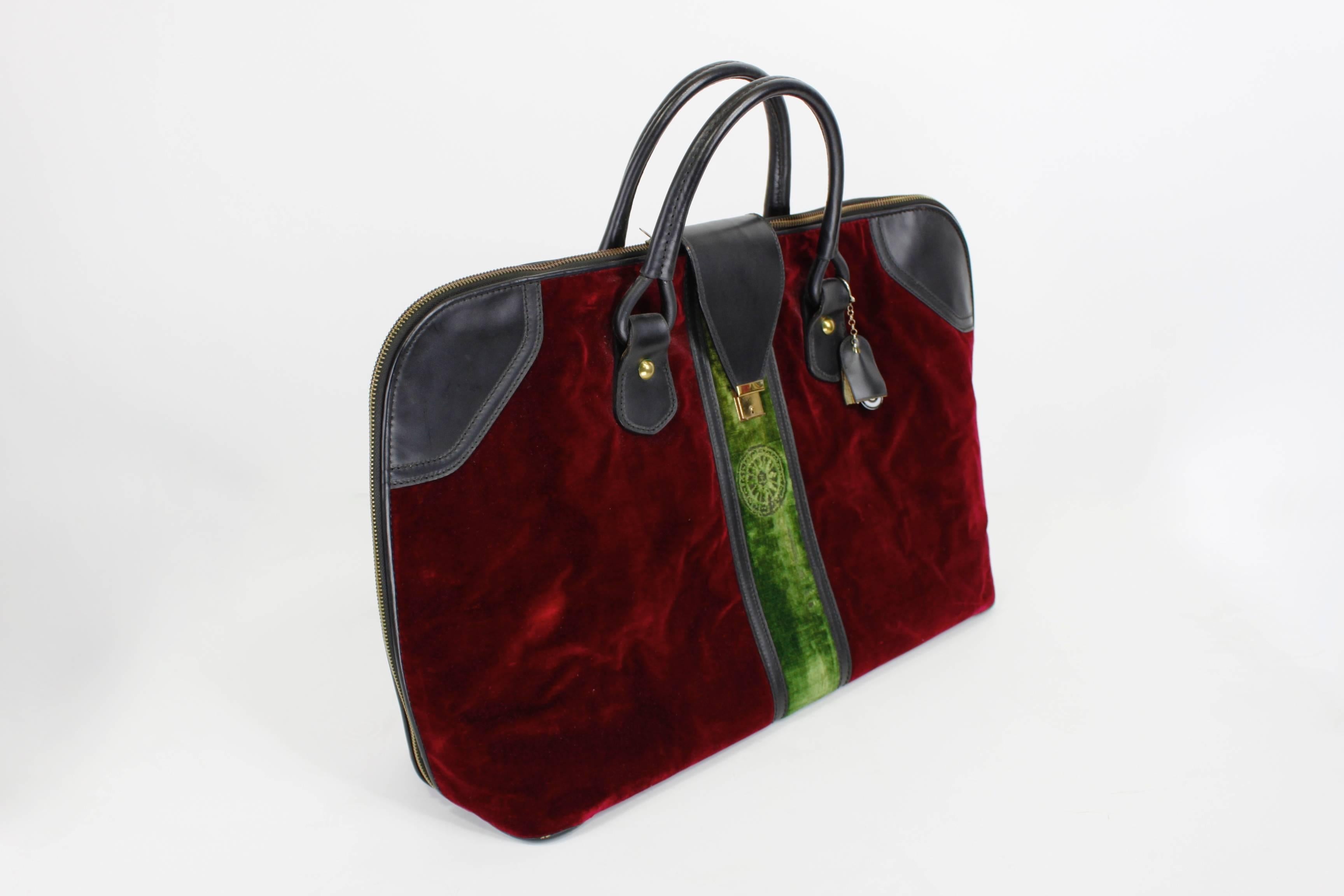 Renowned for richly colored velvet structured handbags, this shoe bag by Roberta Di Camerino is the perfect addition to a special luggage collection. Featuring the designer's iconic velvet with a bold stripe and medallion, the shoe bag comfortable