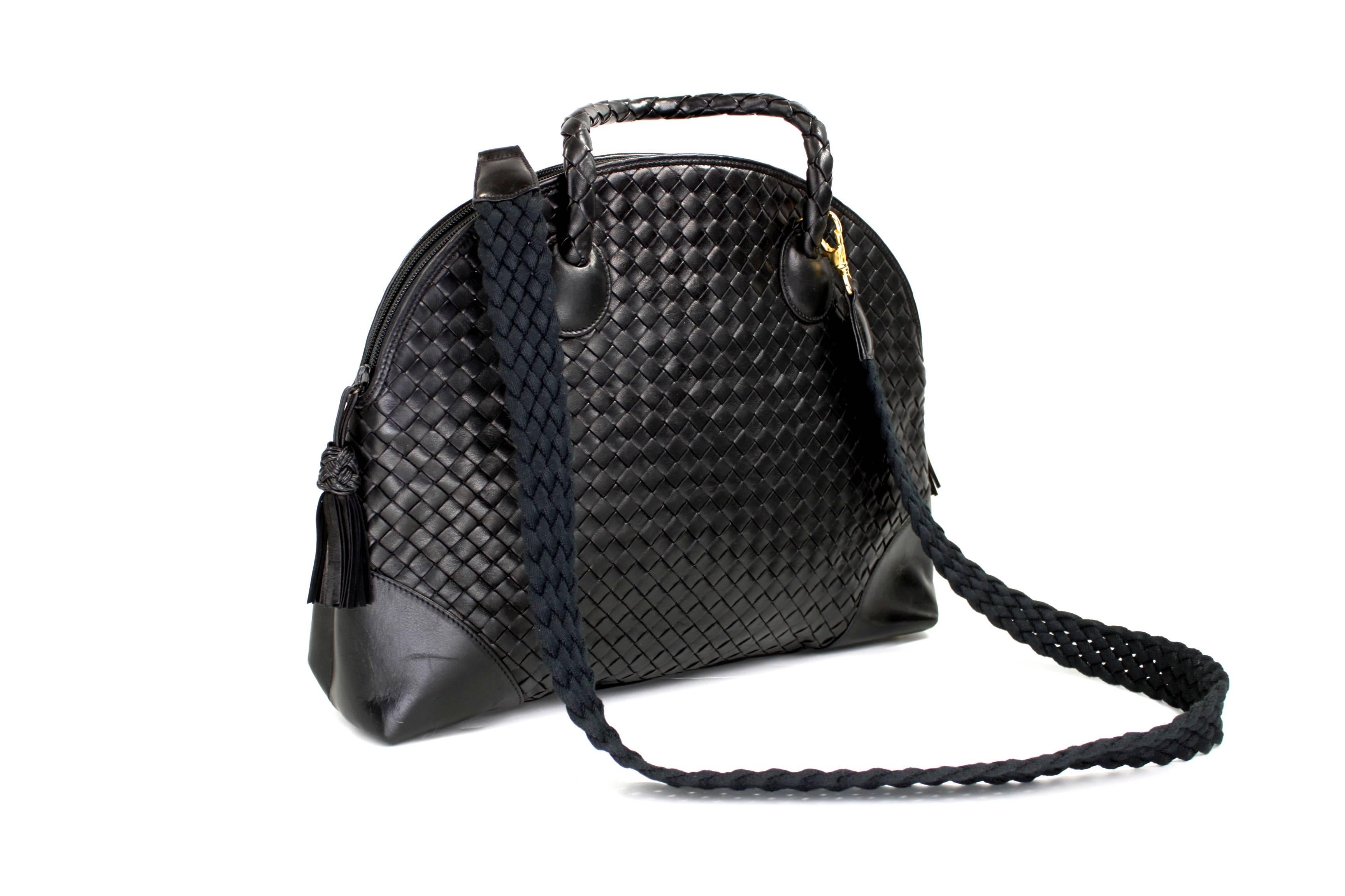 This gorgeous, large sized Bottega Veneta bag is done in the brand's iconic woven leather. It features braided handles, as well as a removable woven shoulder strap. The bag features a double-zip closure with two large compartments. One compartment