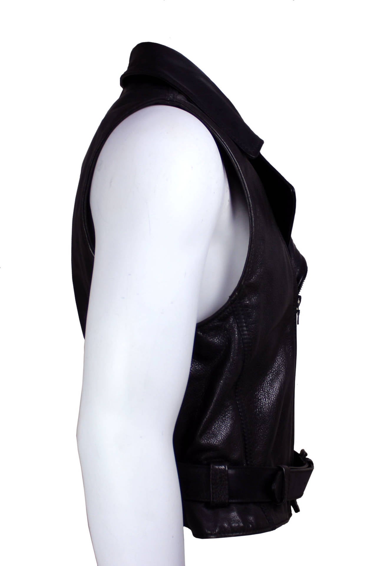 Ruffo Black Leather Motorcycle Vest In Excellent Condition For Sale In New York, NY