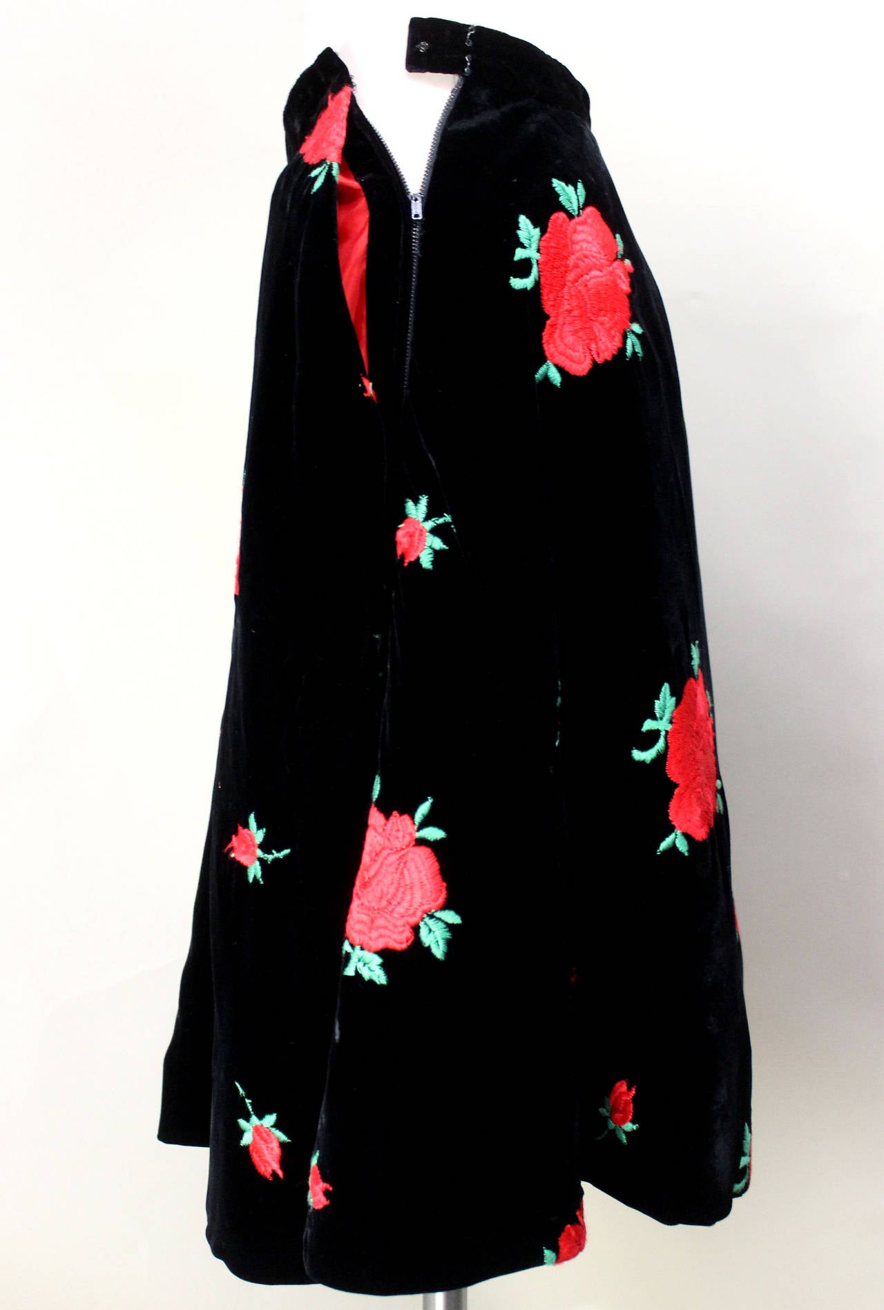 1950s Velvet Embroidered Perfect Circle Skirt with Pockets In Good Condition In New York, NY