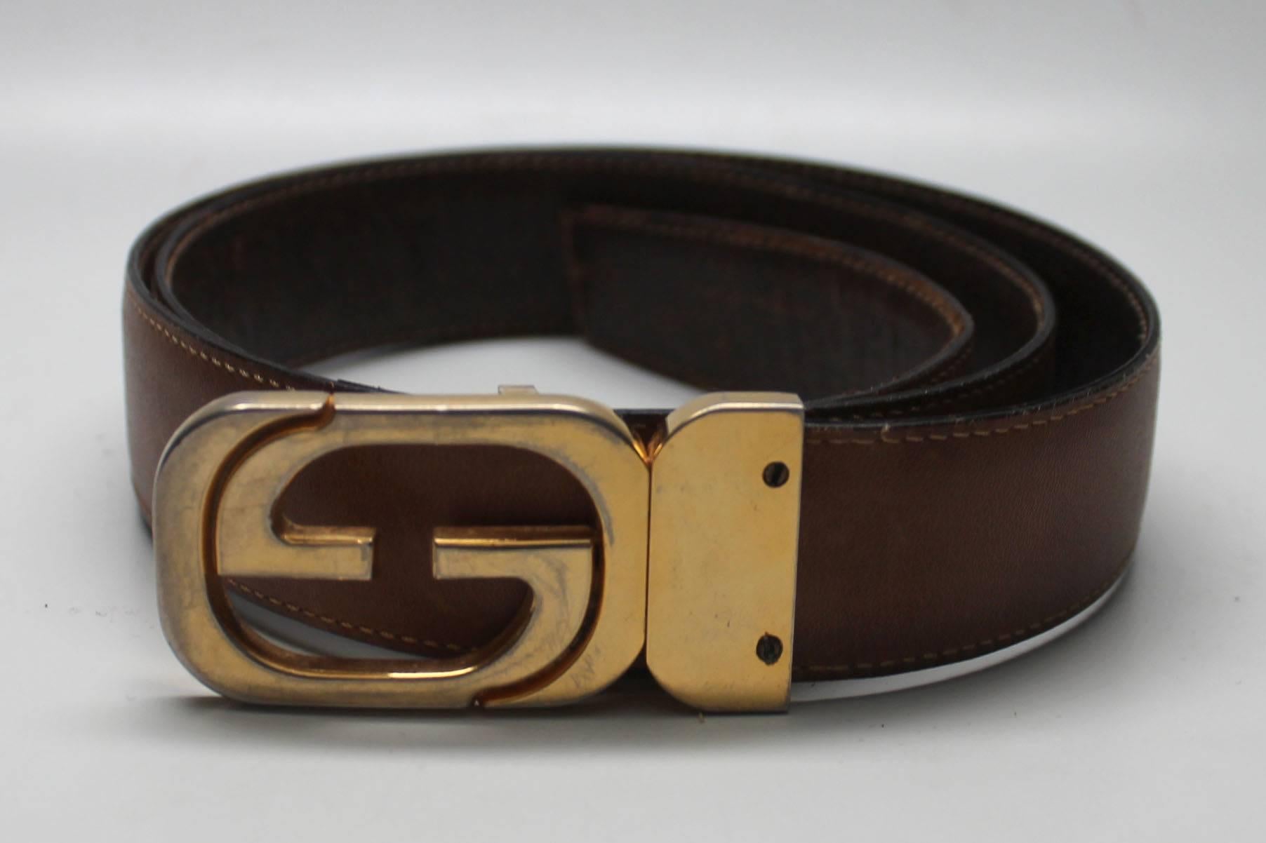 This vintage 1970's Gucci belt is a great staple accessory for any wardrobe. The reversable belt can be worn as a light or dark brown, with the gold Gucci logo buckle. The gold buckle is stamped 
