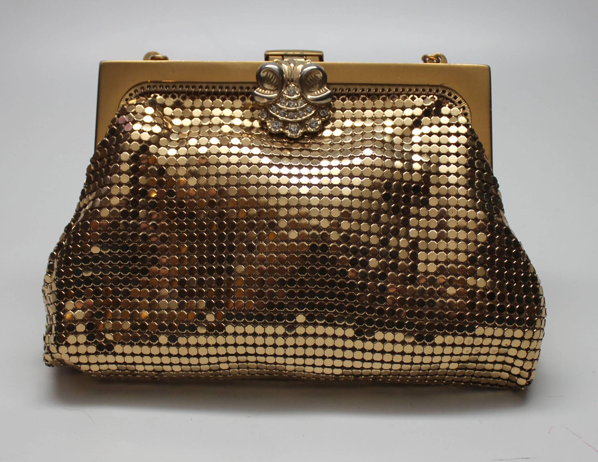 In 1937 Whiting & Davis teamed up with fashion designer Elsa Schiaparelli to create a collection of evening bags. The style was of finely crafted mesh featuring rhinestone clasps. This piece has those details with its sculptural clasp, rows of