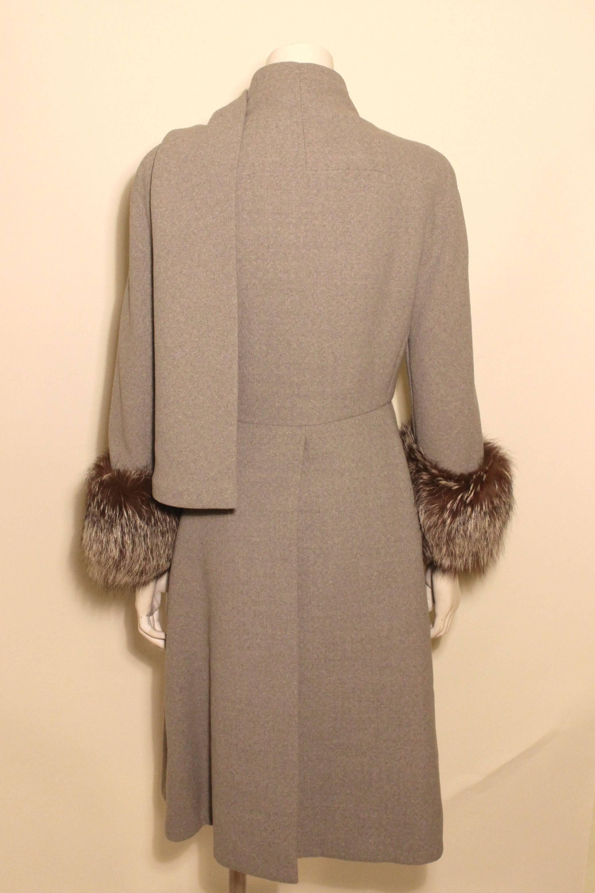Vintage Pauline Trigere Grey Coat with Fox Trim In Excellent Condition For Sale In New York, NY