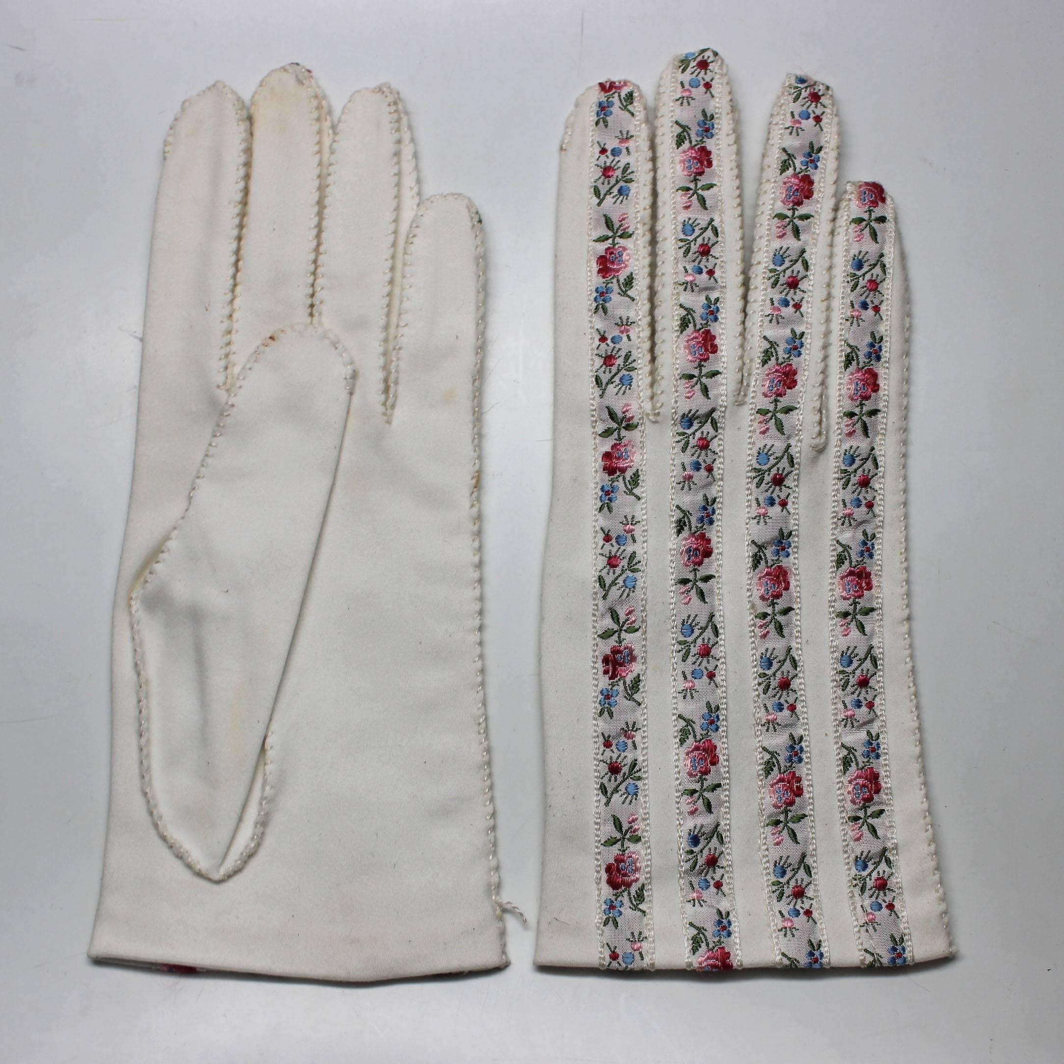 Vintage Embroidered White Floral Gloves In Excellent Condition For Sale In New York, NY