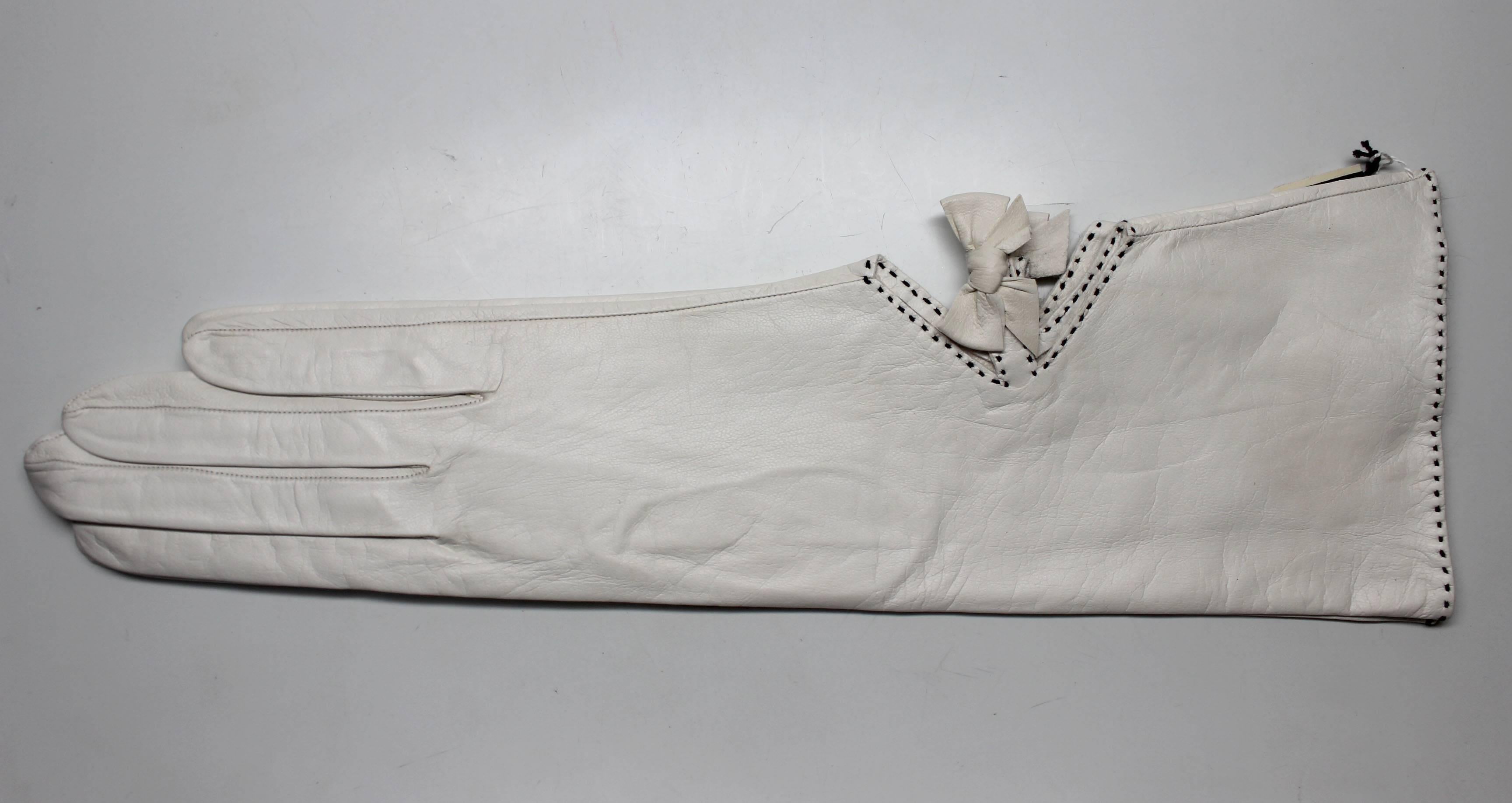 Vintage Roger Fare French White Kidskin Gloves, Never Worn In New Condition In New York, NY