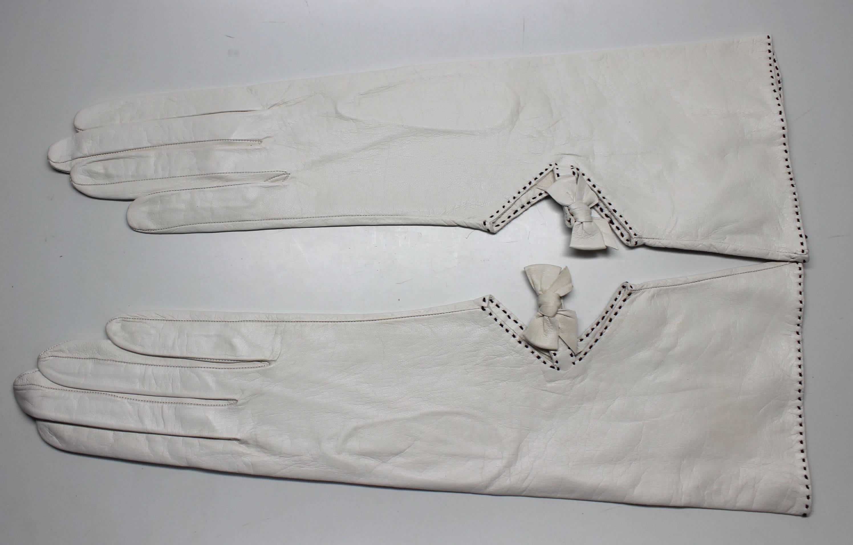 These French Roger Fare kidskin white gloves are soft & elegant. They have black stitching detail along the wrist and bow detail cut out. Never worn.