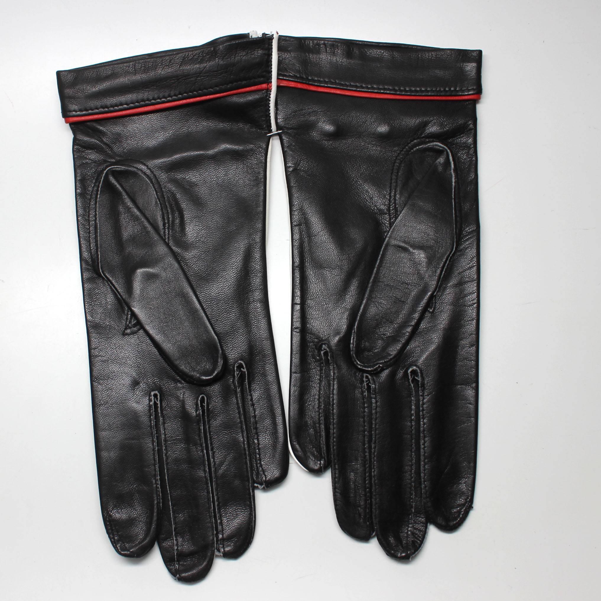 Vintage 1980s Escada Black Leather Gloves with Heart Studs, Never Worn In New Condition In New York, NY