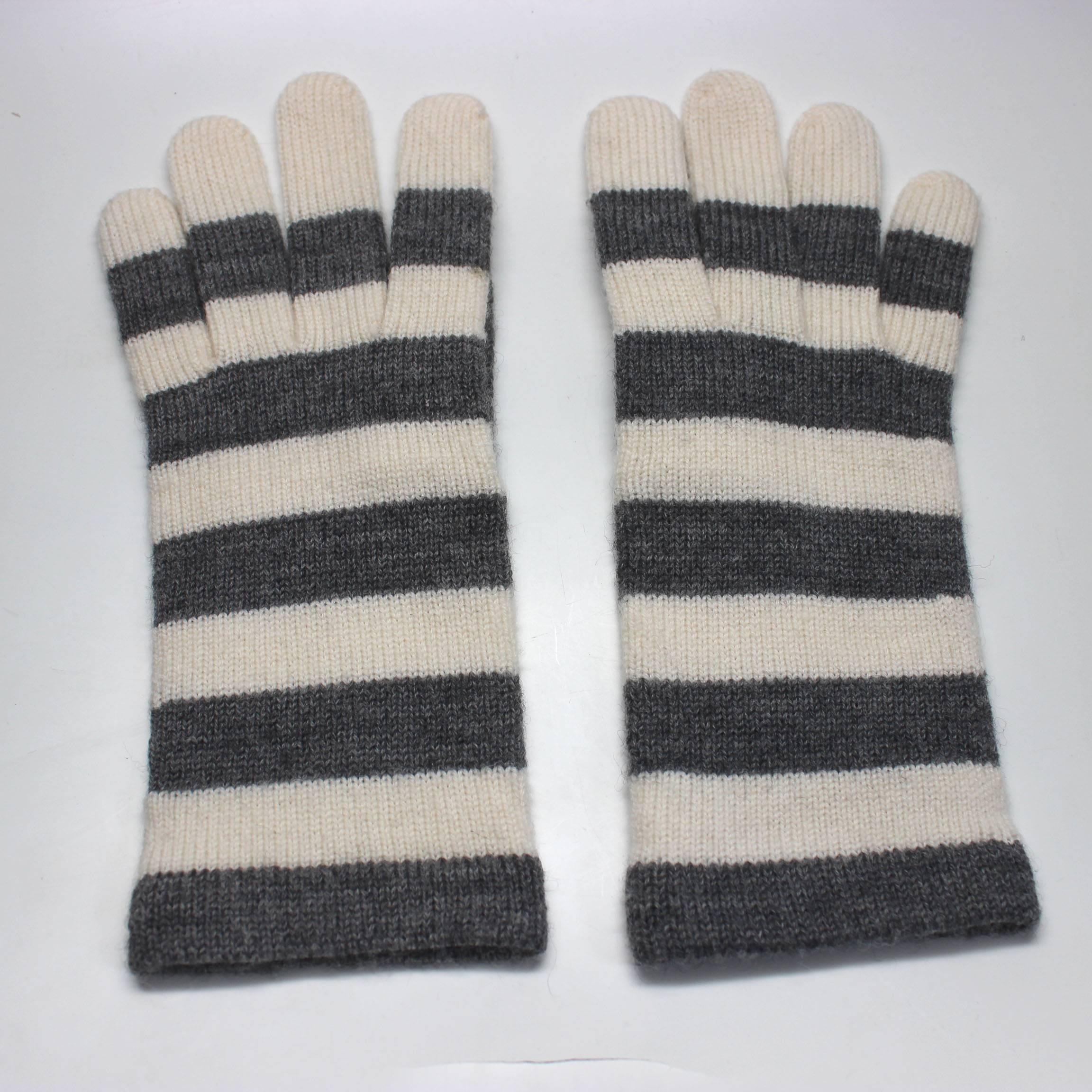 Designed by Margaretha Ley, these Escada gloves are great for the cold. 100% wool, the grey and white striped gloves are the perfect addition to a winter outfit. 